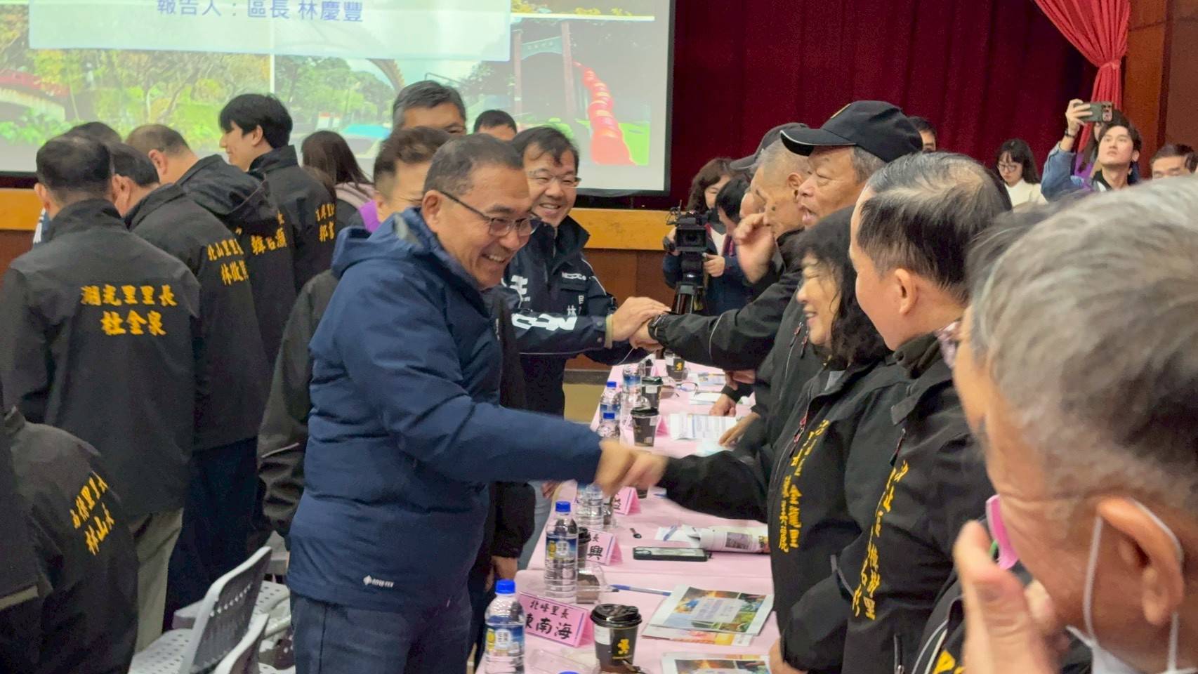 侯友宜市長與里長握手致意。