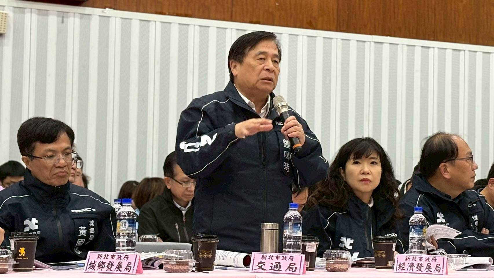 交通局長​鍾鳴時回覆里長提案。