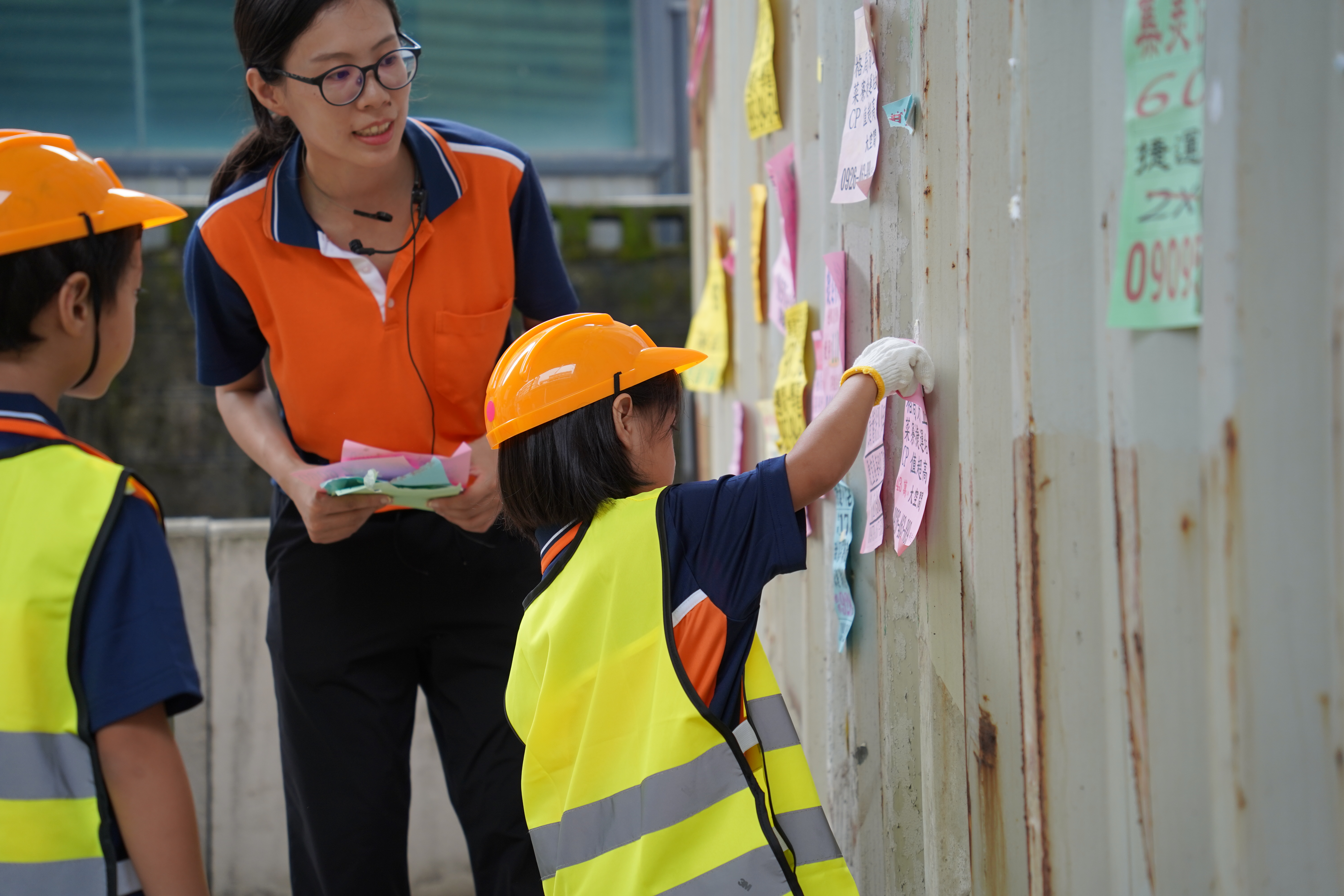 小小清潔隊員體驗清除違規小廣告
