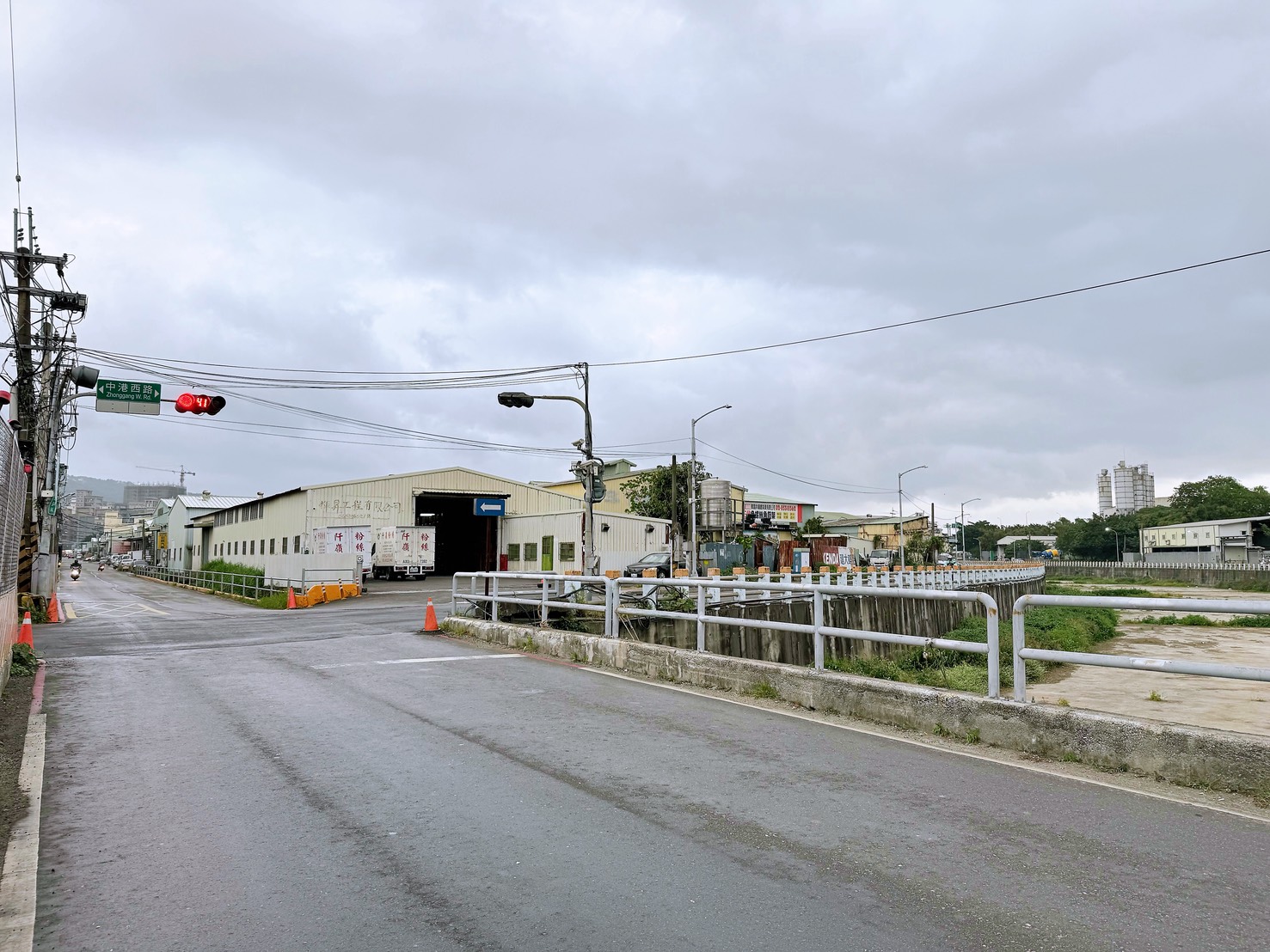 楓江路46巷與中港西路路口(五泰輕軌F12站周邊)。