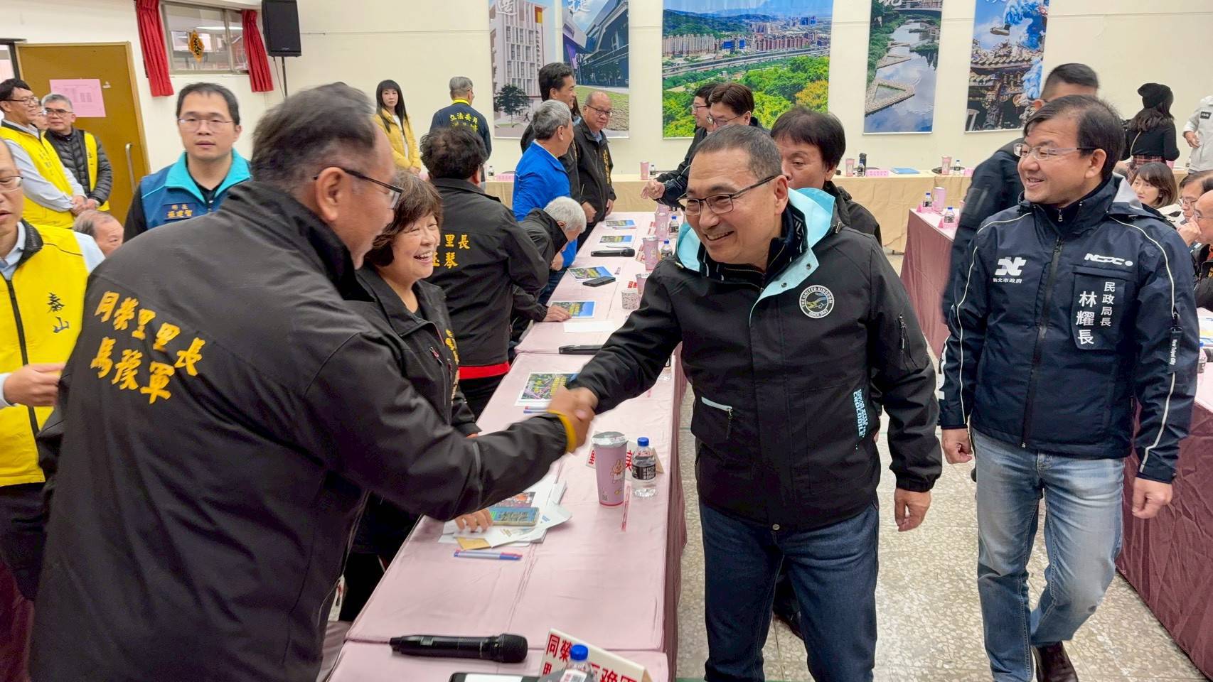 市長侯友宜與里長們致意
