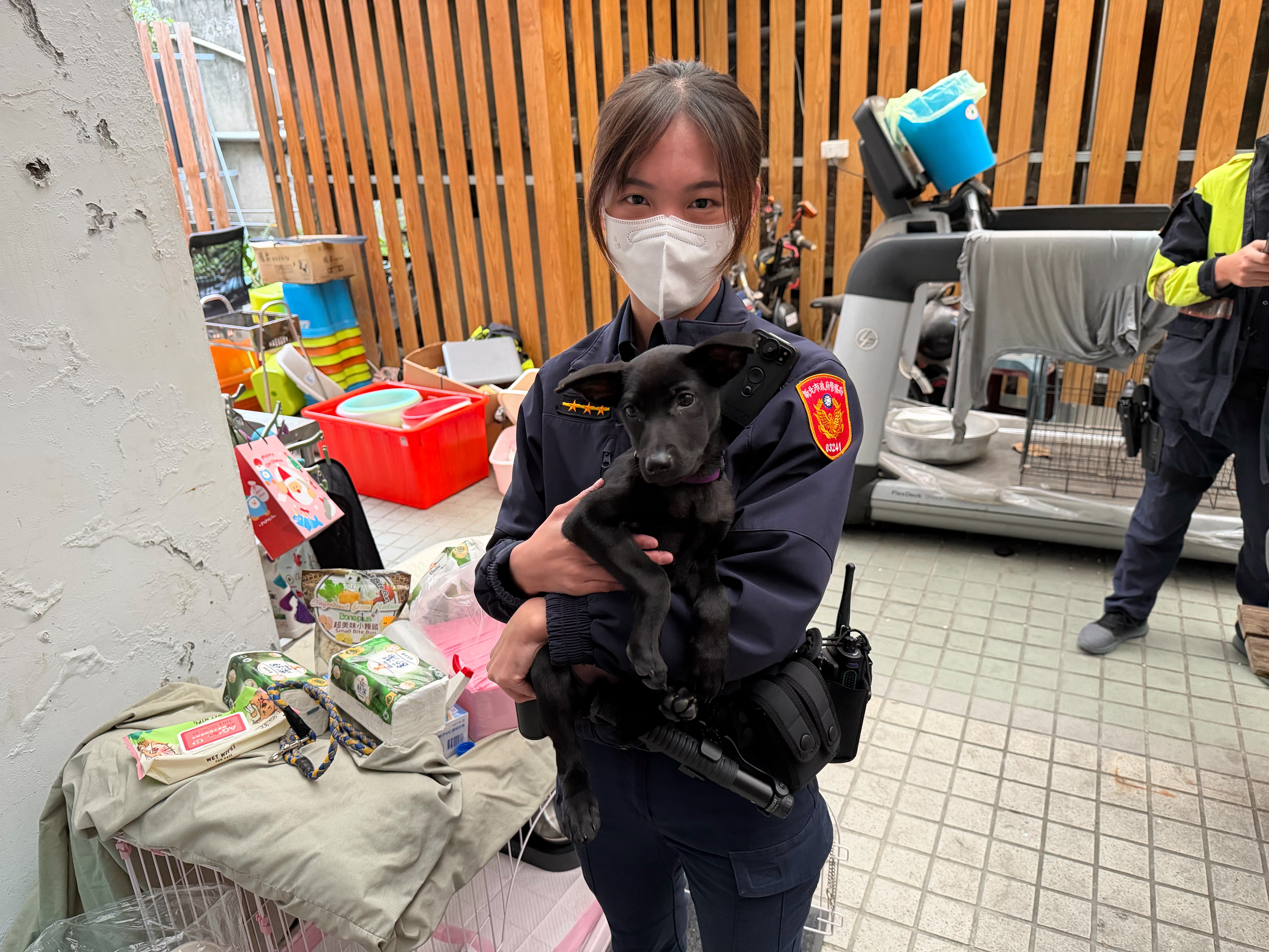  年輕女員警與機關犬親密合影，畫面溫馨動人