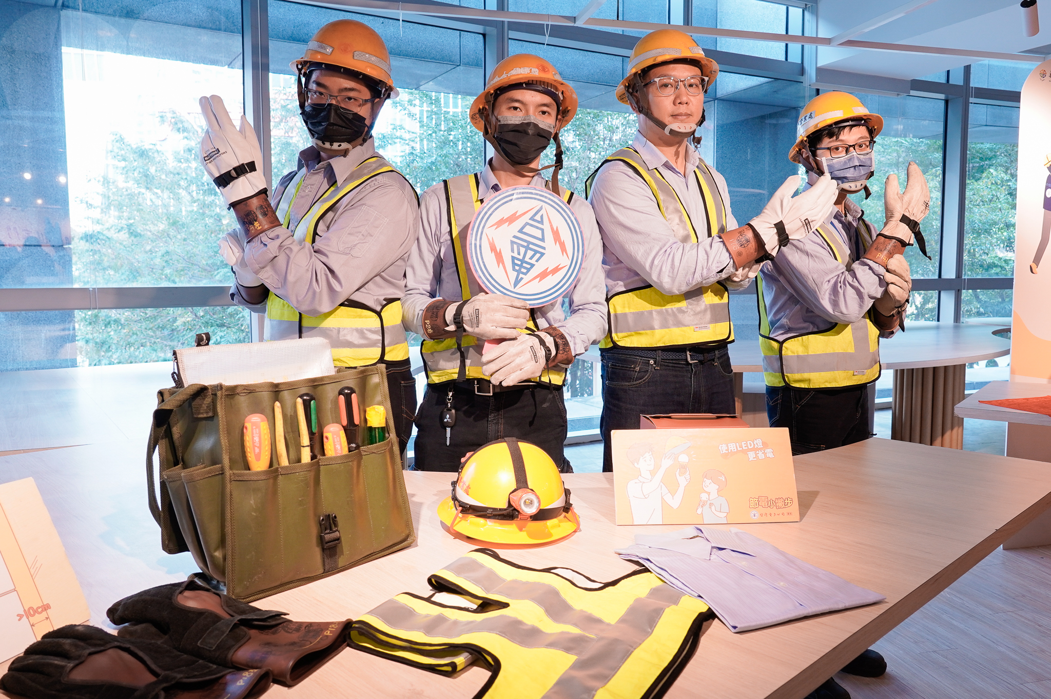  台灣電力公司台北南區營業處協助「獨居長者燈泡汰換服務」，並加強用電安全，降低居家風險