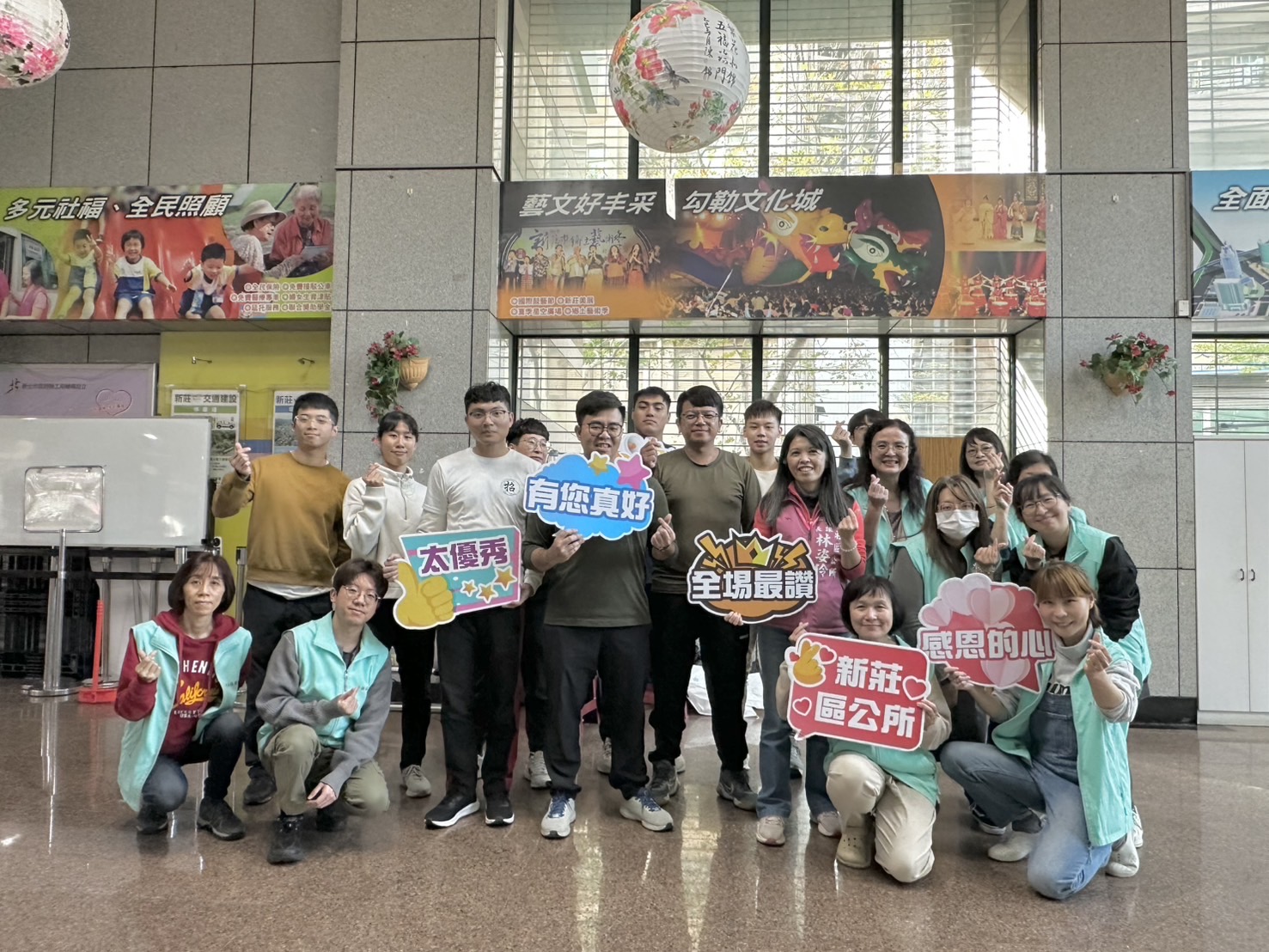  新莊區公所同仁及國軍夥伴合影-公所場