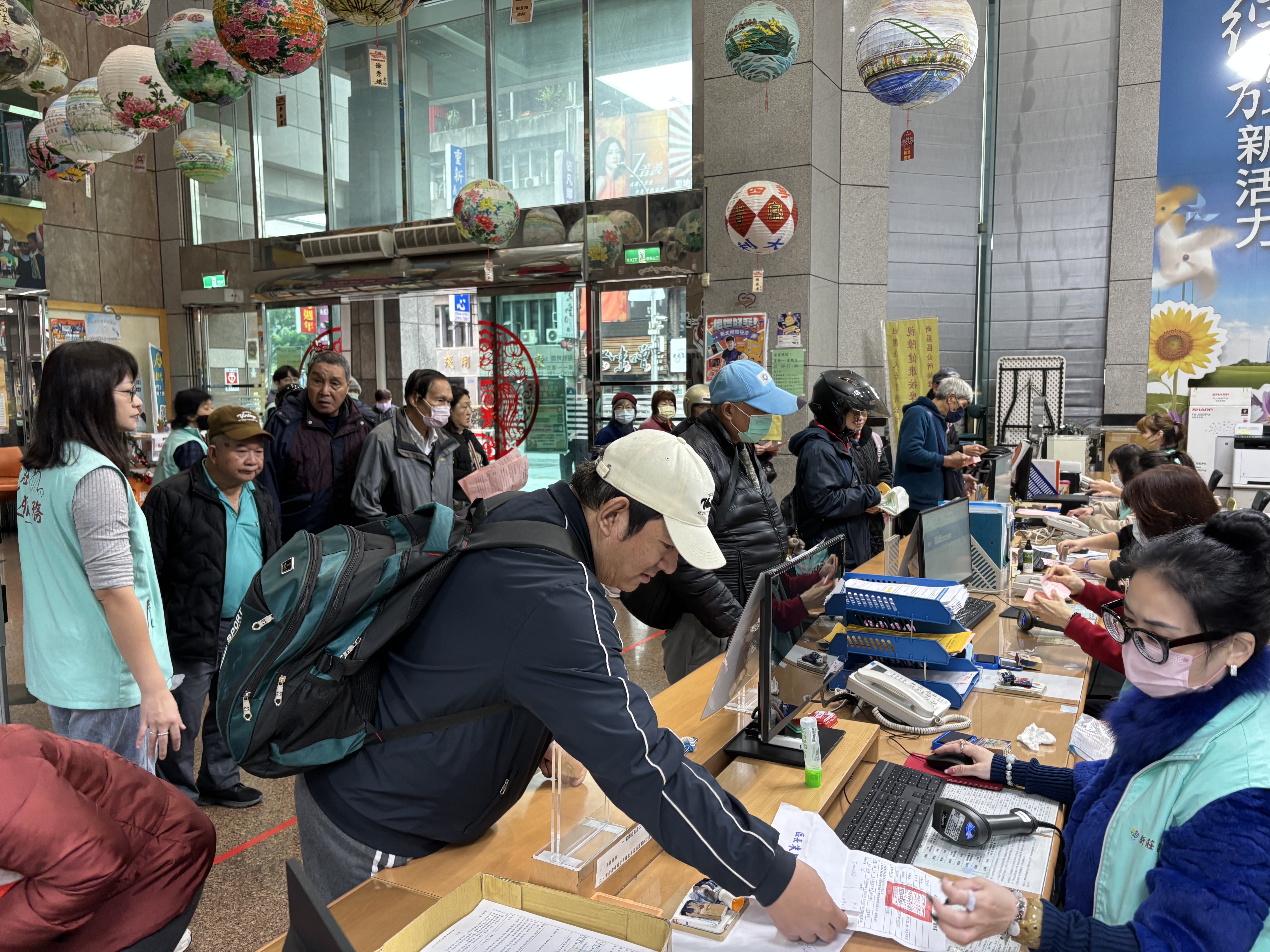 於新莊區政大樓發放愛心農糧米