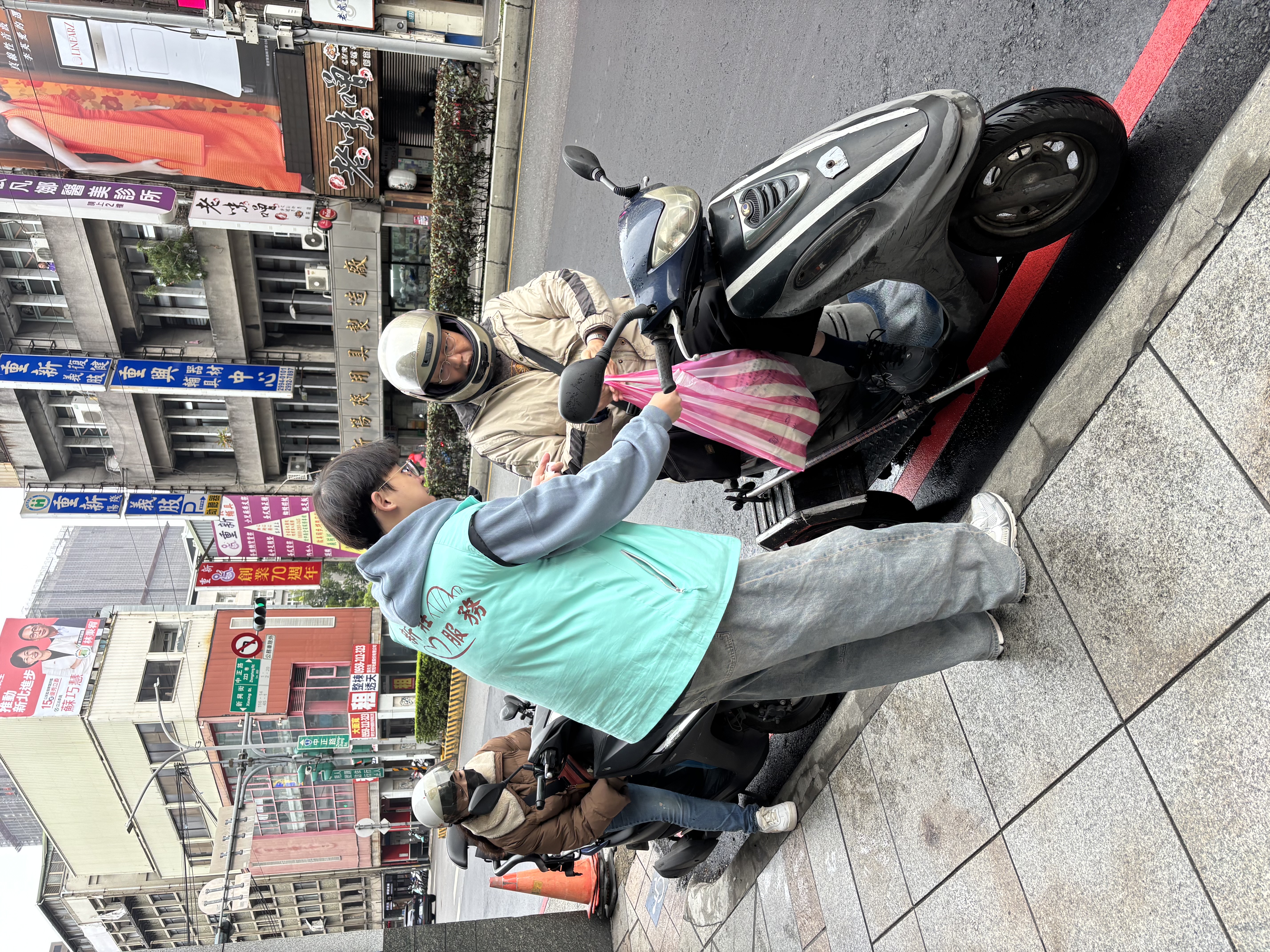 公所同仁協助愛心米發放