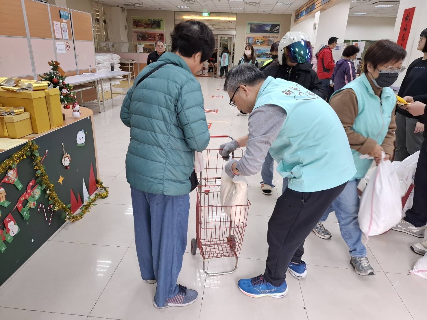 福營行政中心愛心米發放情形