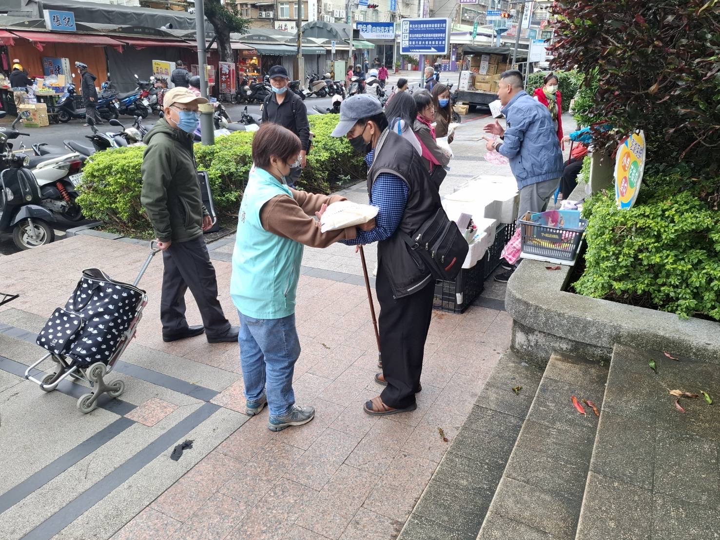 福營行政中心協助愛心米發放情形