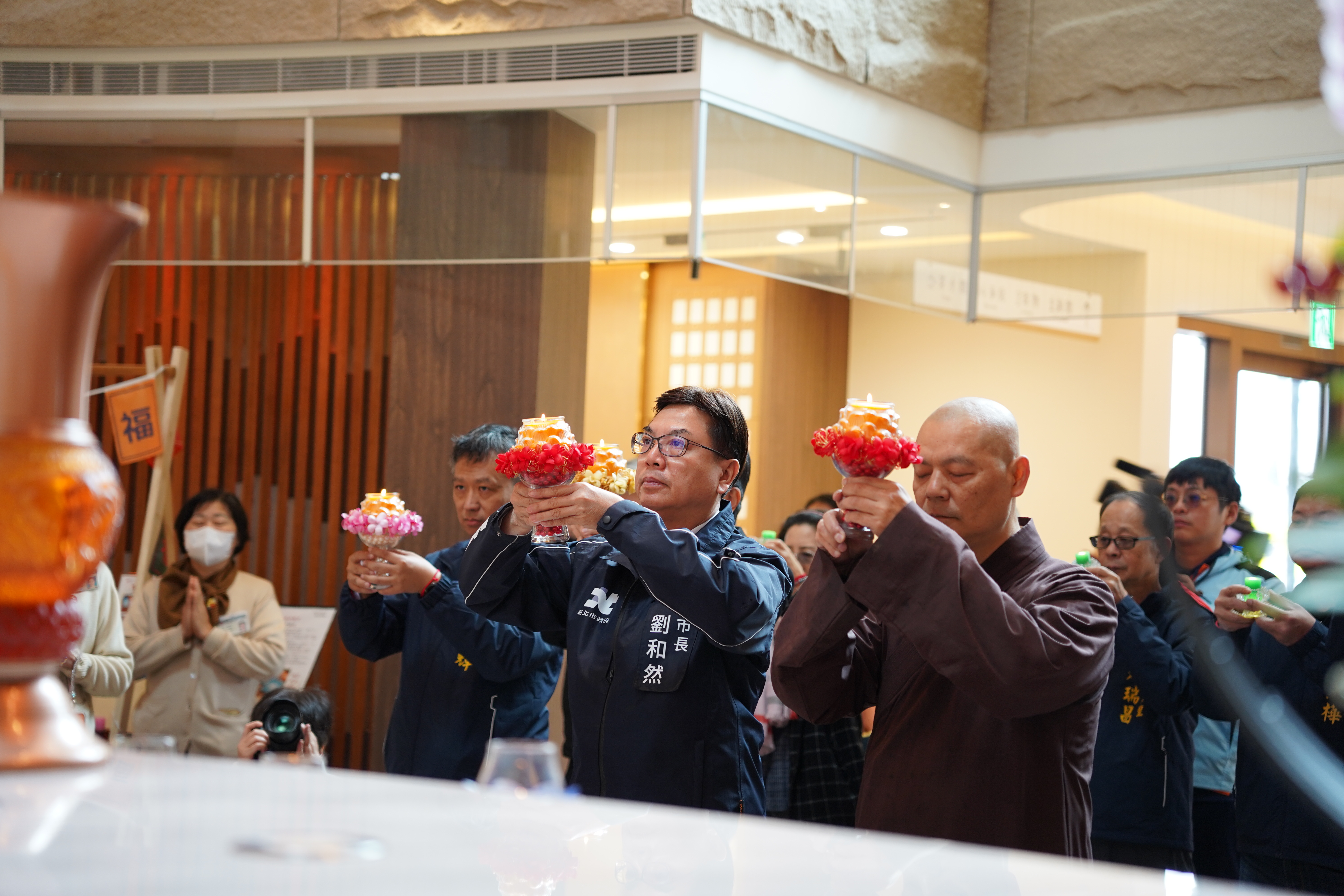 靈鷲山聖山寺監院懇慧法師、新北市副市長劉和然及信眾祈福點燈