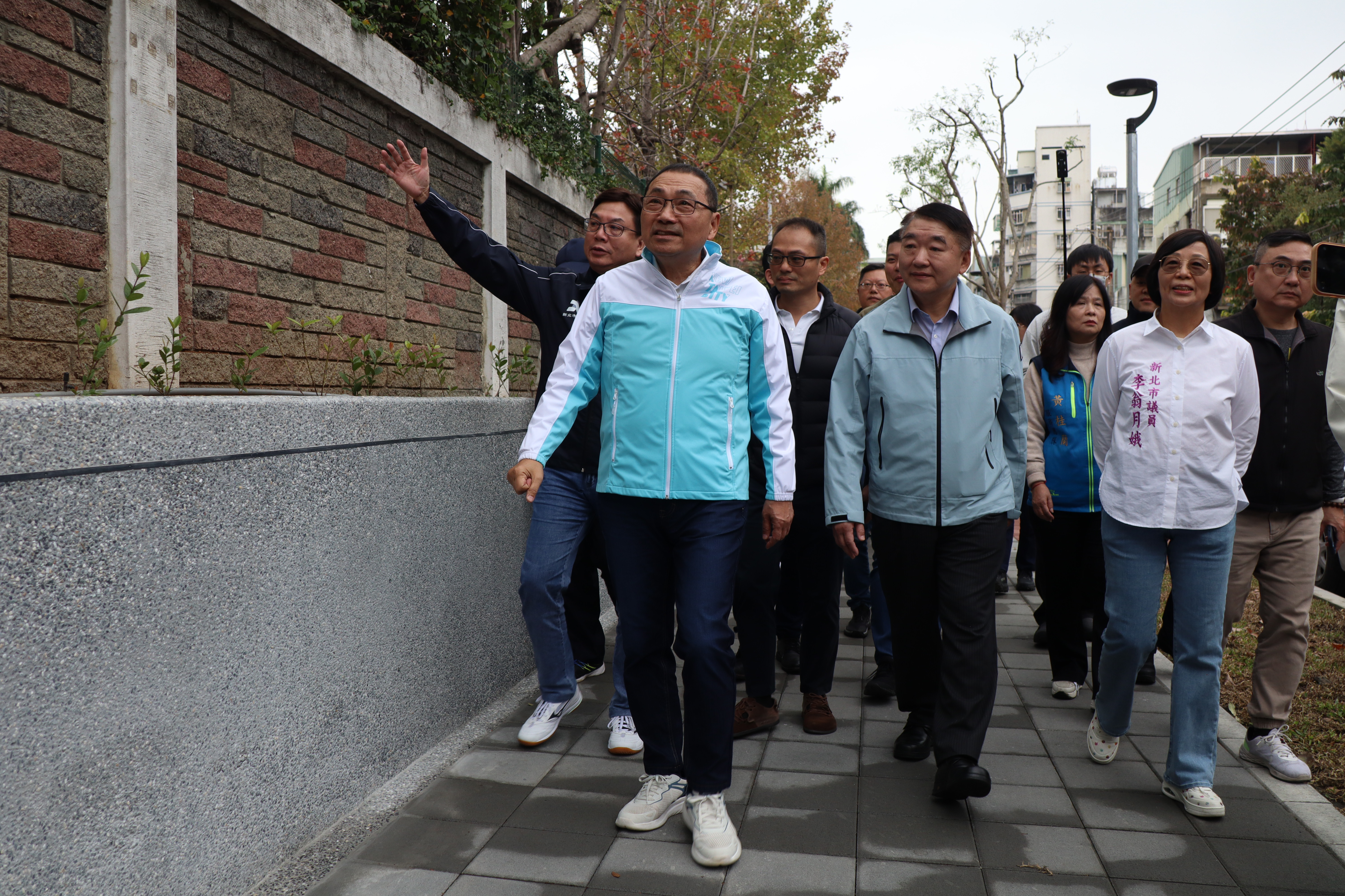 侯友宜市長(左二)在副市長劉和然(左一)、工務局長馮兆麟(左四)等人陪同下，前往視察永福國小通學廊道施作成果。