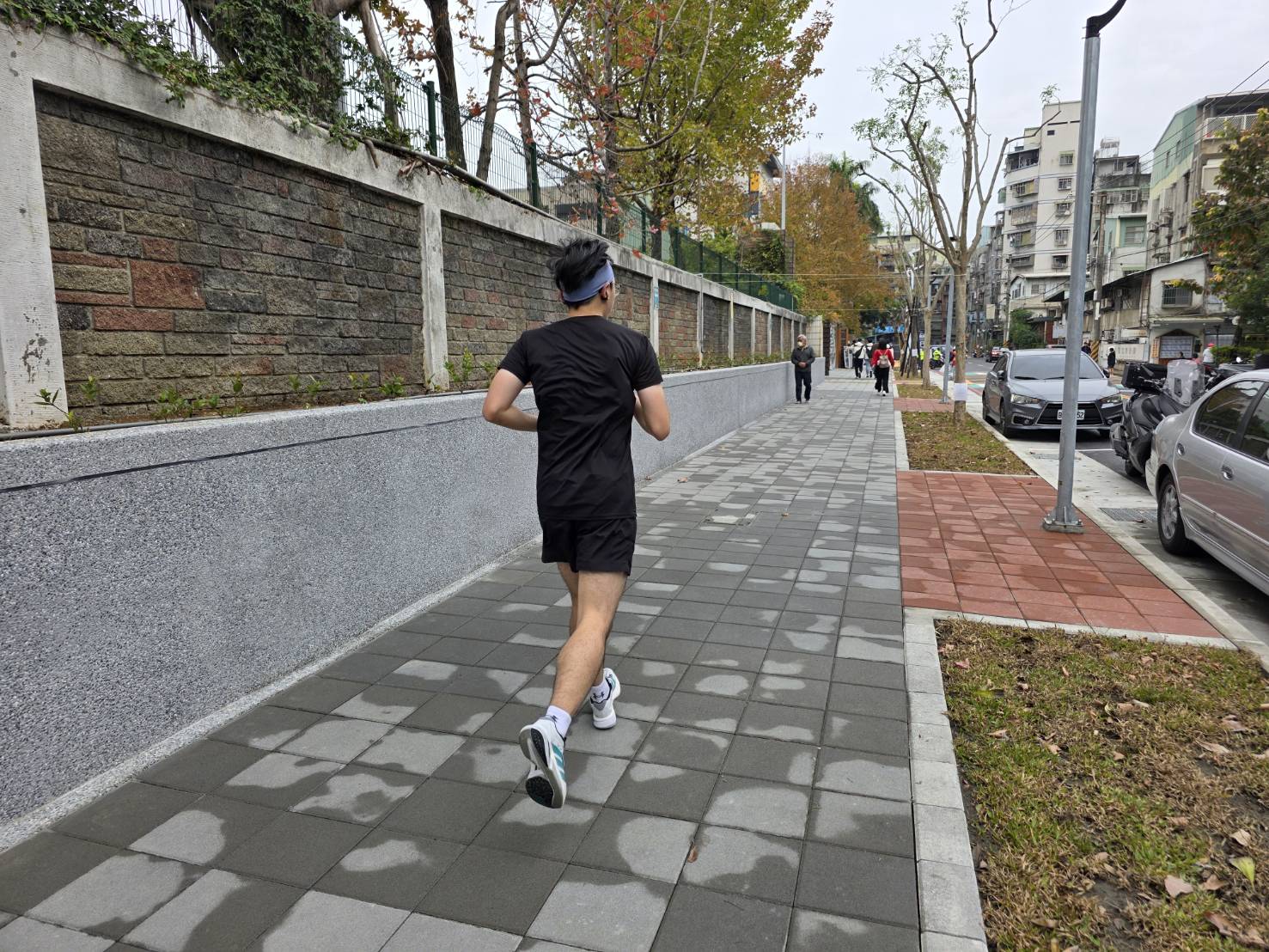 三重永福國小周邊人行道透過設施整併與樹木移植等改善，淨寬提升至1.5公尺以上，慢跑民眾感受到平坦順暢的通行空間。