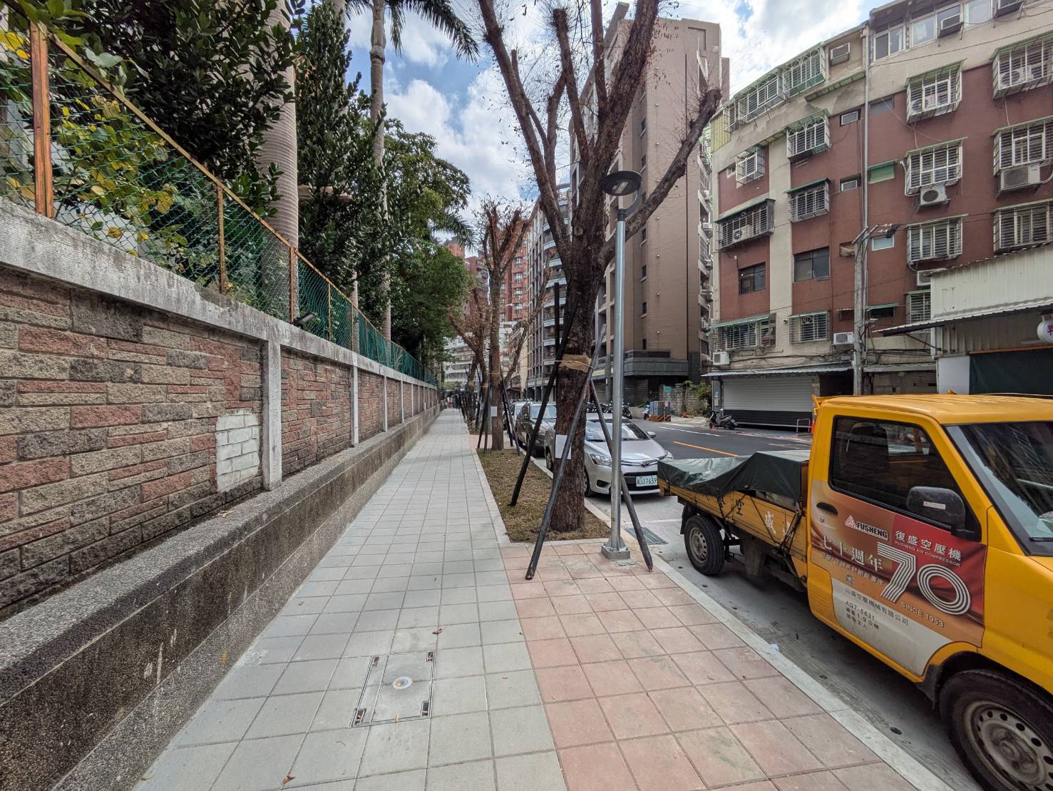 養工處改善三重區永福國小周邊人行道，移除植栽等障礙物，並拓寬行人空間，創造優質通行環境。圖為改善後照片。