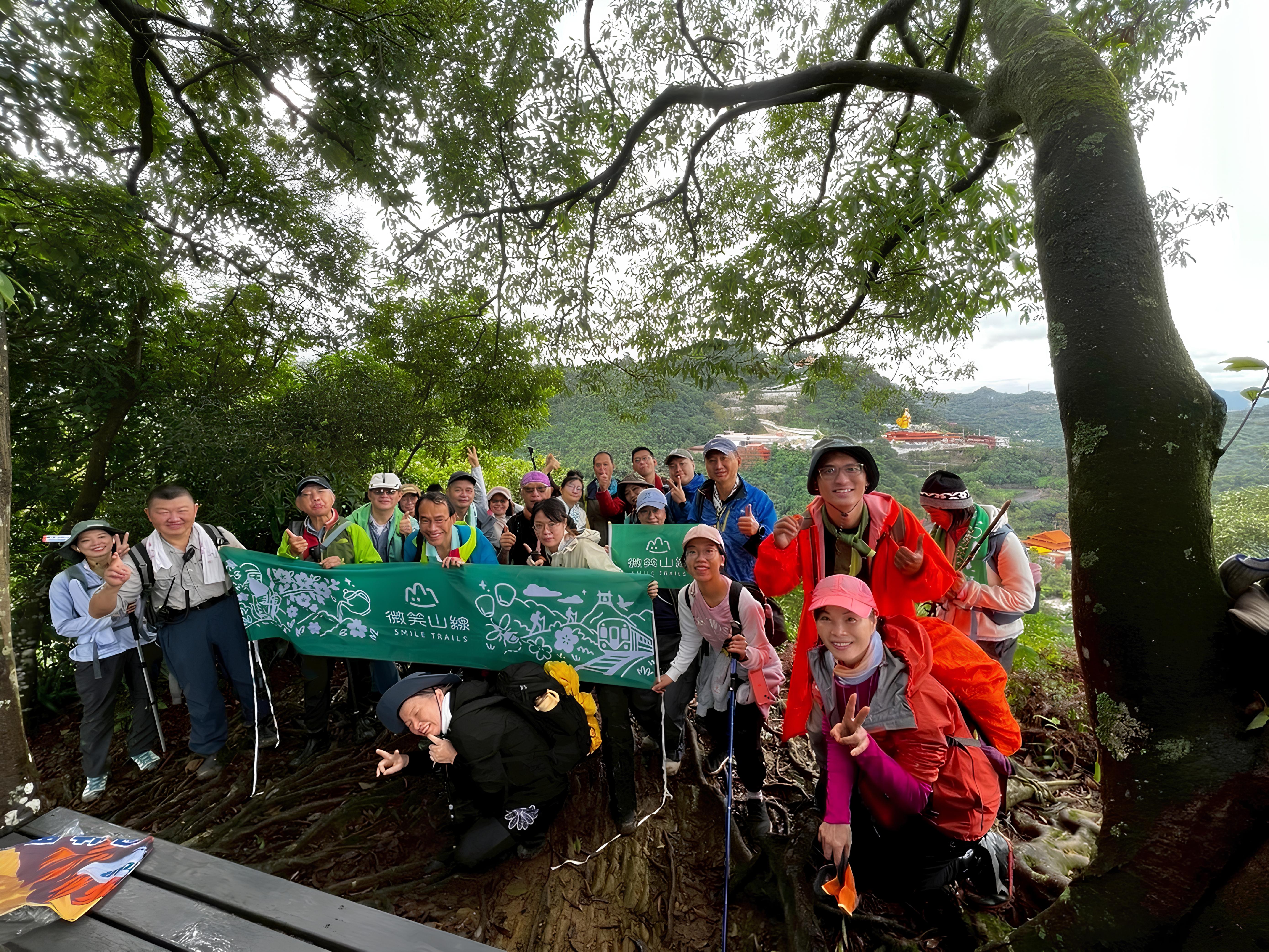 漫步微笑山線，可眺望烘爐地南山福德宮