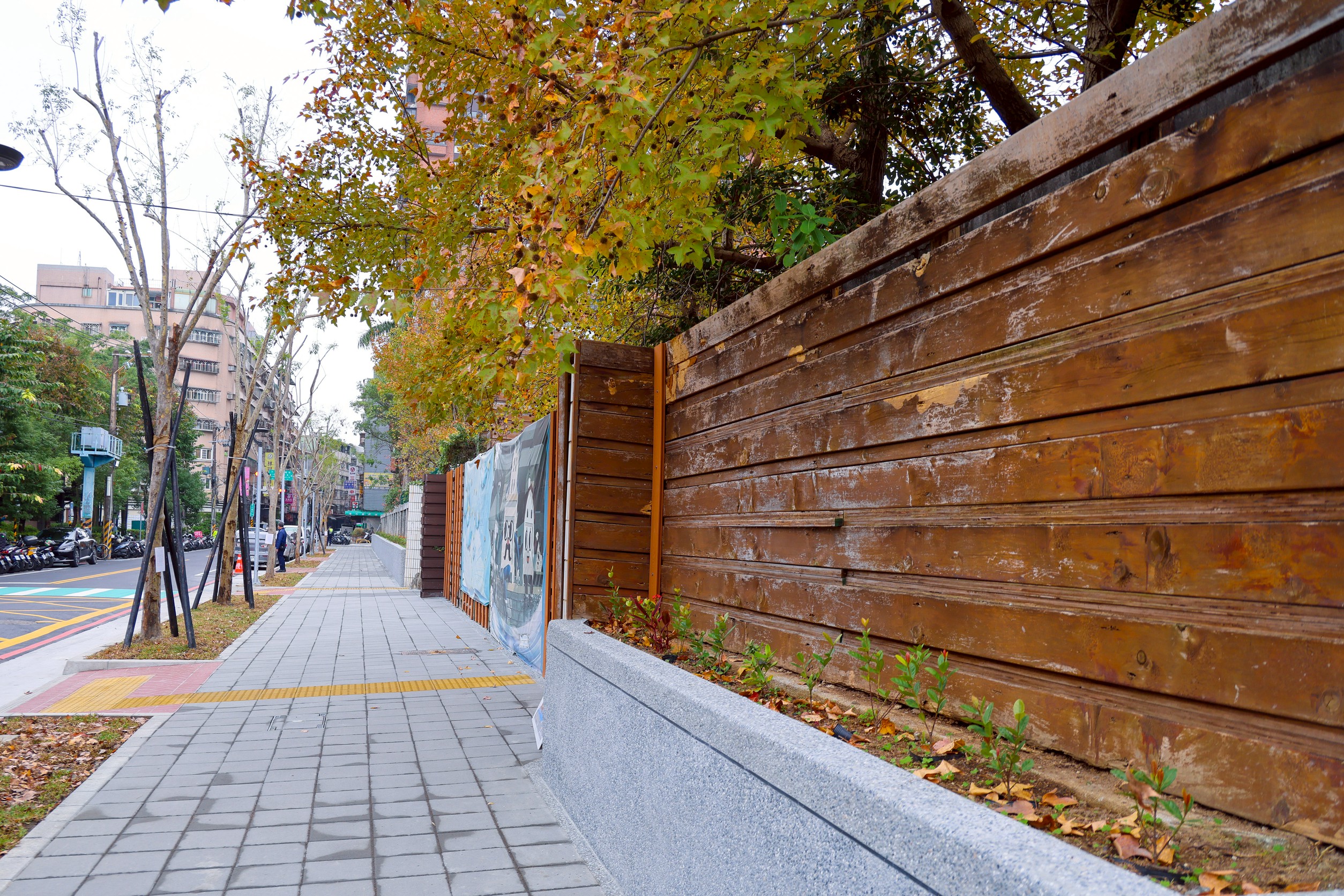 永福國小通學廊道改善範圍涵蓋下竹圍街、永福街及永福街72巷，改善長度約556公尺，完工後人行道淨寬提升至1.5公尺以上