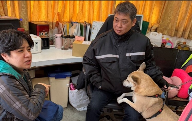  訓犬師黃媛欣(左)教授警衛大哥該如何改善妞妞的生活環境