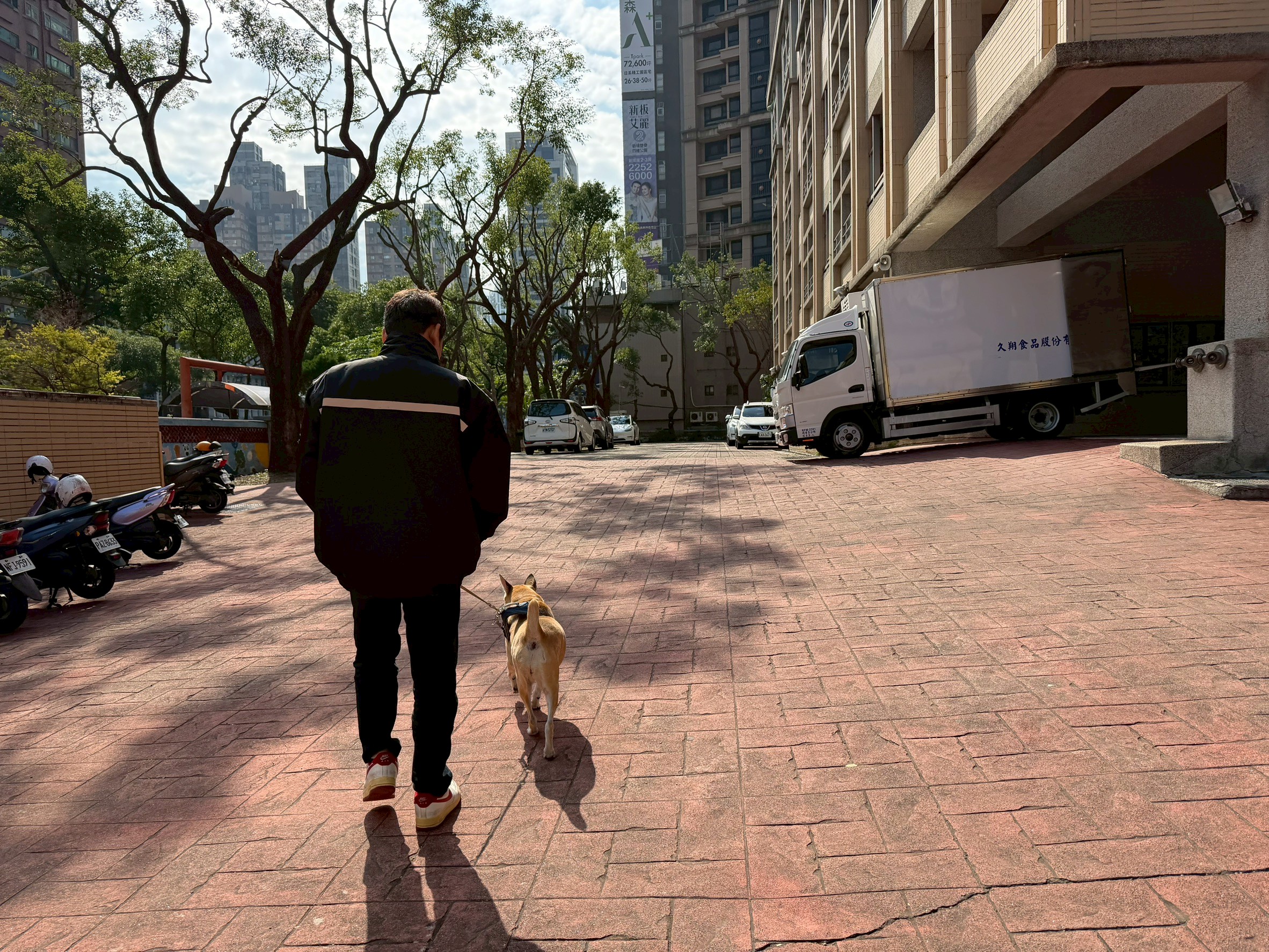  跟警衛大哥巡視校園安全的妞妞