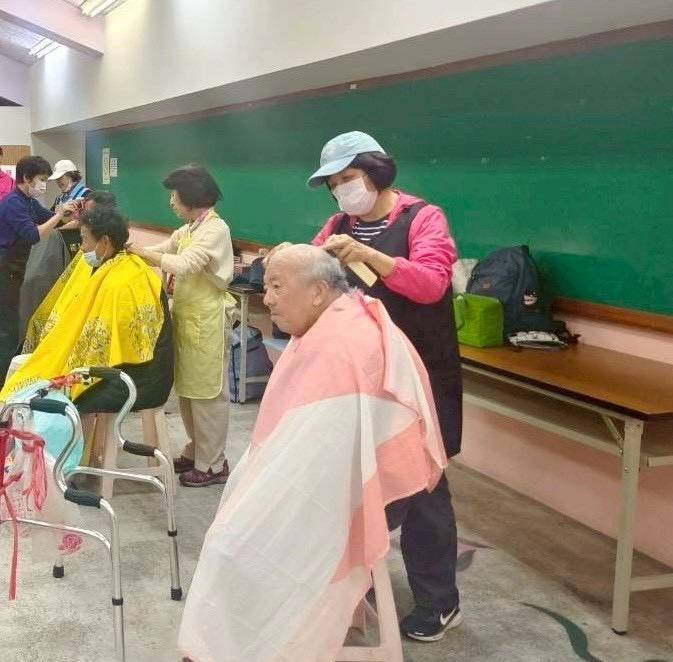  新北市女子美容商業同業公會到場為街友義剪