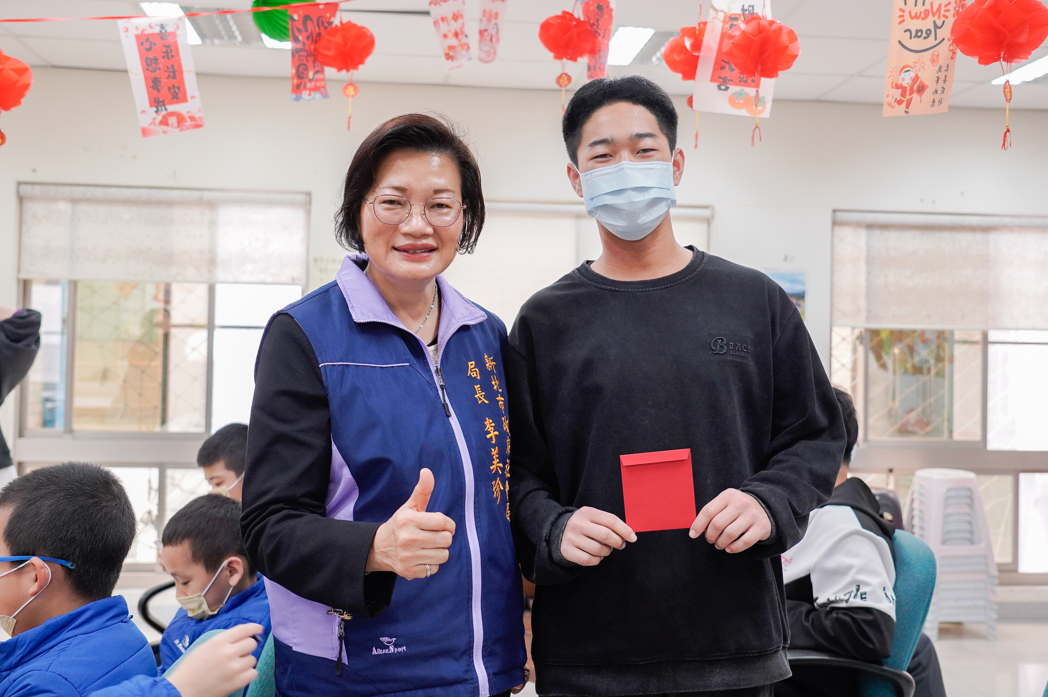 李美珍監護兒少小傑，利用寒暑假在火鍋店打工，他說要請「局長媽媽」嗑火鍋