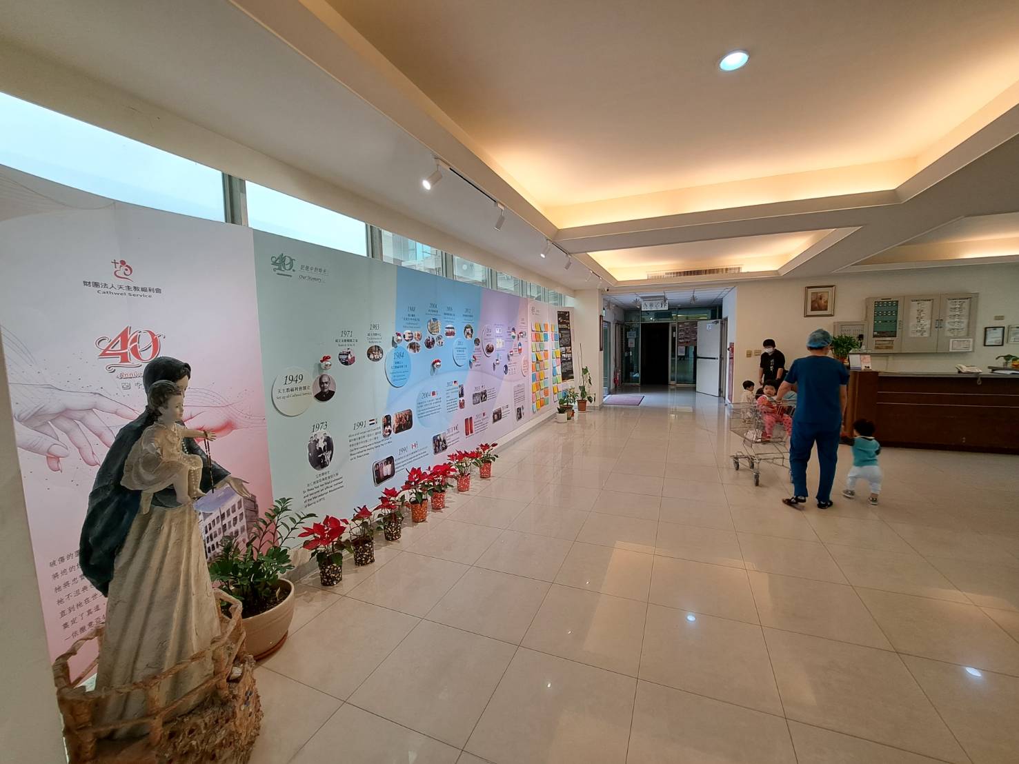 約納家園歷年來協助不少兒少出養到國外，在40周年時，有來自世界各地的兒少跟著他們的養父母回來看看原來生長的家，或寄照片回來。