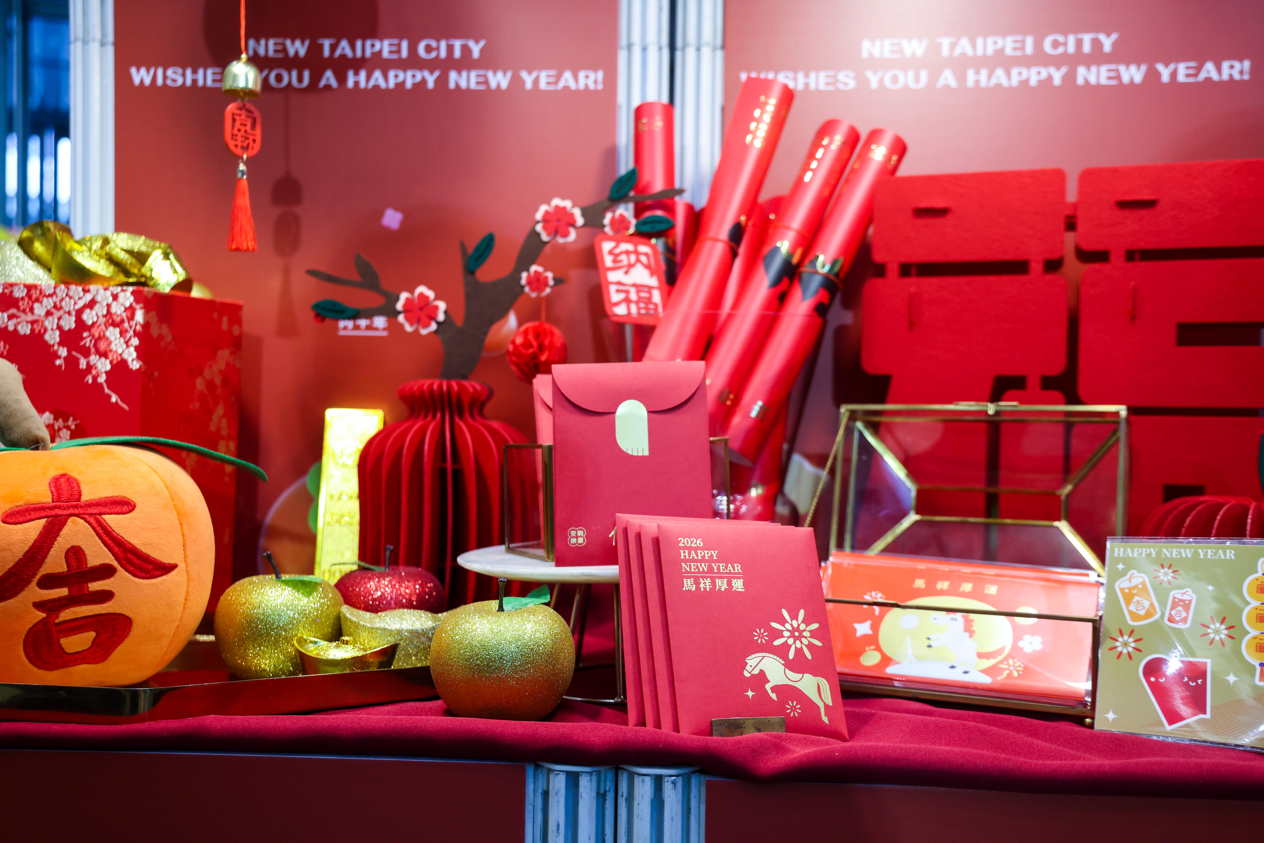 即日起，週一至週五上班時間，在市府1樓西側服務台及新北市29個區公所開放民眾索取春聯。