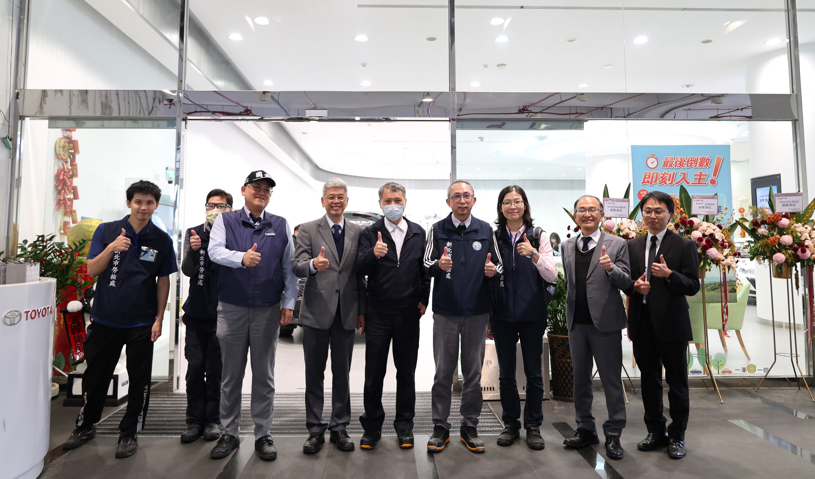 陳瑞嘉局長率隊前往國都汽修廠關懷訪視，提醒遵循勞基法規定與安全規範。