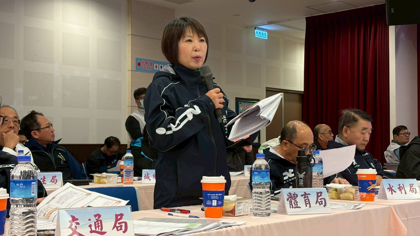 體育局代理局長洪玉玲回應萬里區里長需求。