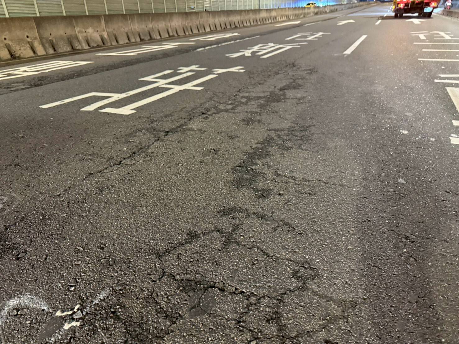 大漢橋、新海橋1月30日至2月1日夜間進行路面銑鋪，將封閉部分平面車道，前往新莊方向車輛請提前改道。圖為大漢橋。