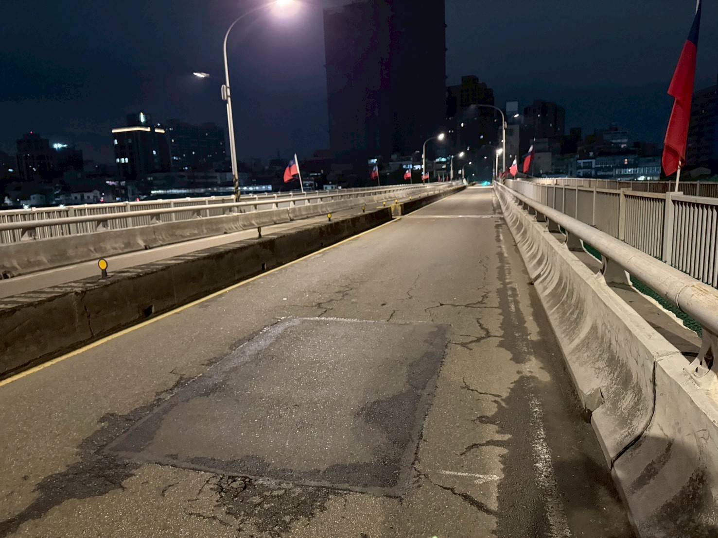 為提升道路品質與行車安全，大漢橋、新海橋將於1月30日至2月1日夜間進行路面銑鋪。圖為新海橋。