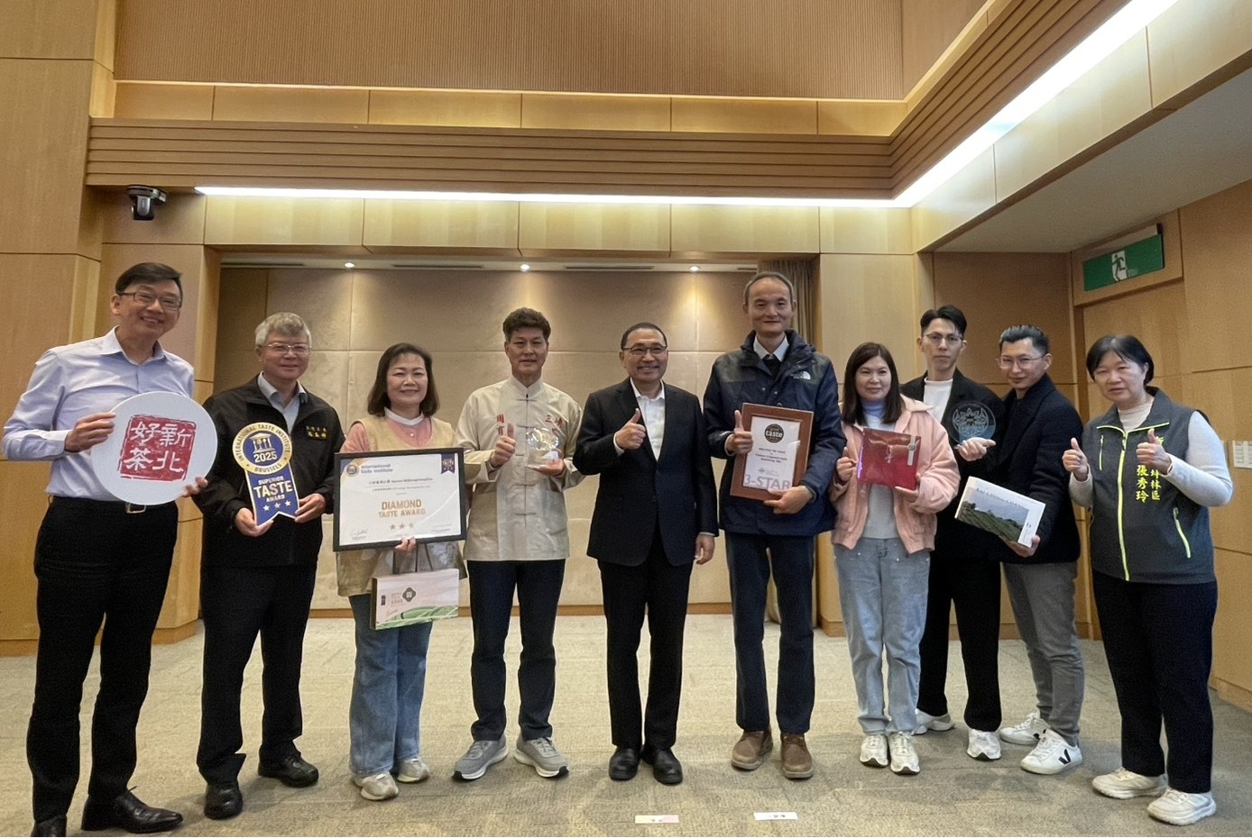 新北茶農再創國際評鑑佳績，囊括比利時「頂級美味大獎」、法國「世界茶葉大賽」、英國「美食風味獎」，今(28)日市政會議獻獎，市長侯友宜肯定茶農將新北特色茶香成功推向世界