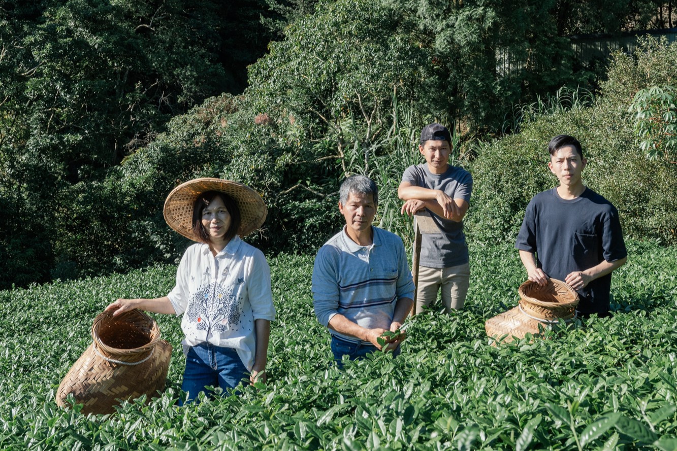 坪林區「白青長茶作坊」由製茶第5代的青農兄弟檔白俊育(右2)、白順揚(右1)組建，本次獲得法國「世界茶葉大賽」金獎殊榮