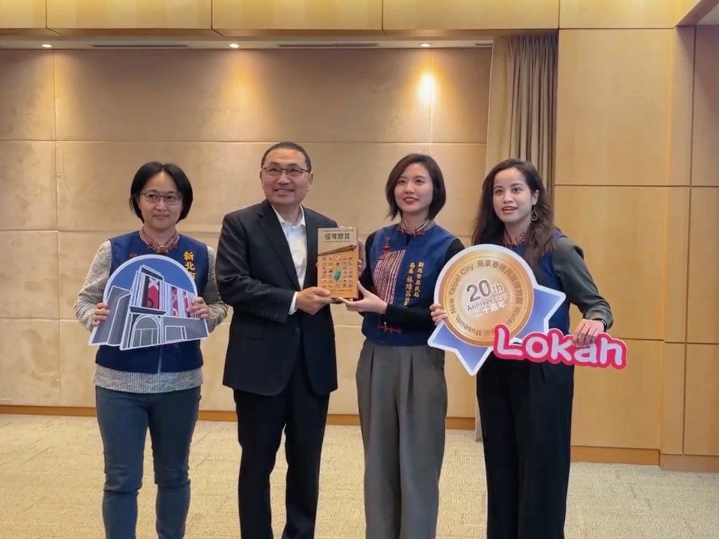 ▲於市政會議獻獎。(圖/新北市政府原民局提供)。