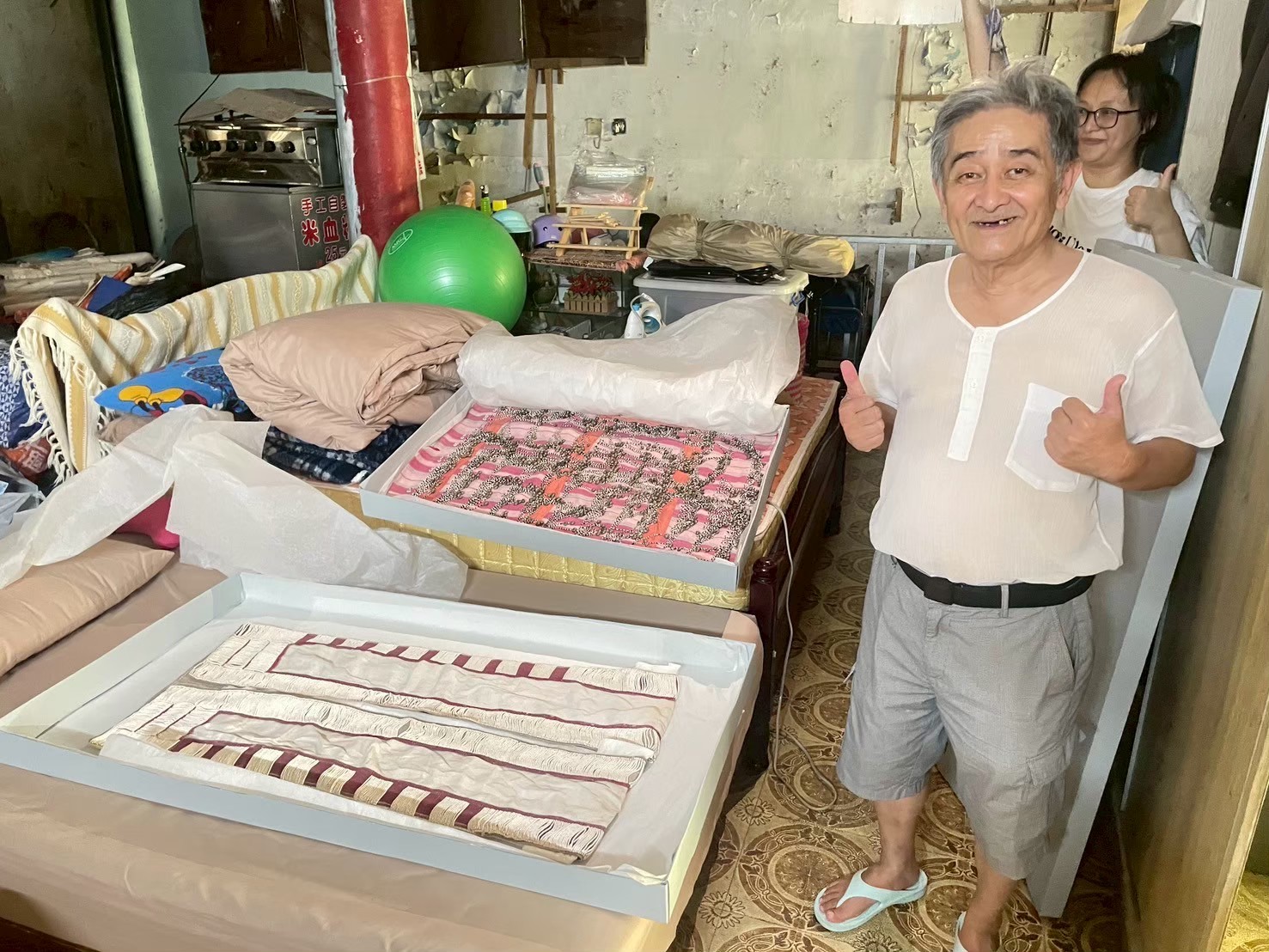 ▲泰博館製作無酸保存盒，協助提升耆老家中泰雅族貝珠長衣保存環境。(圖/新北市政府原民局提供)