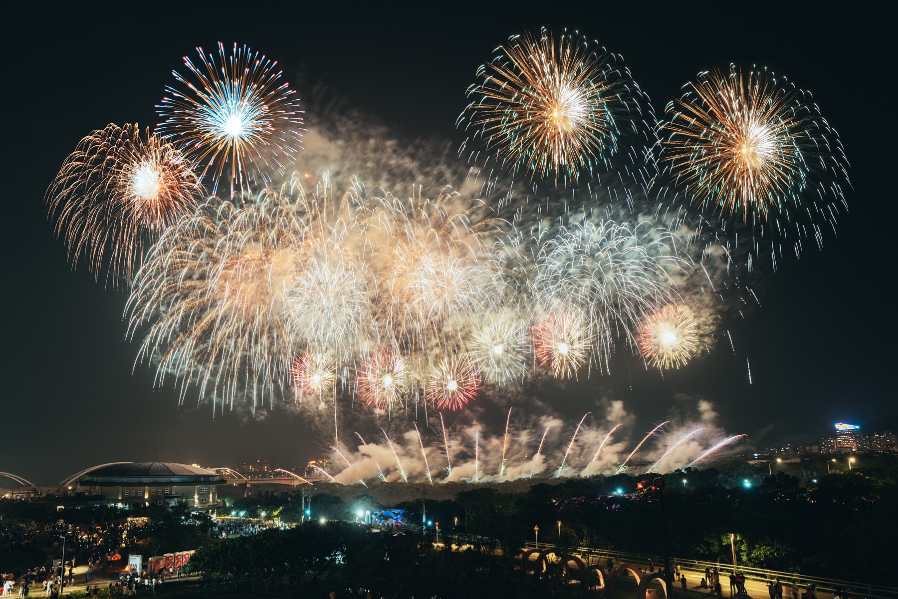 配合新北市美術館開館周年及捷運三鶯線通車，4至6月將陸續推出煙火、表演、建築光雕等系列活動。