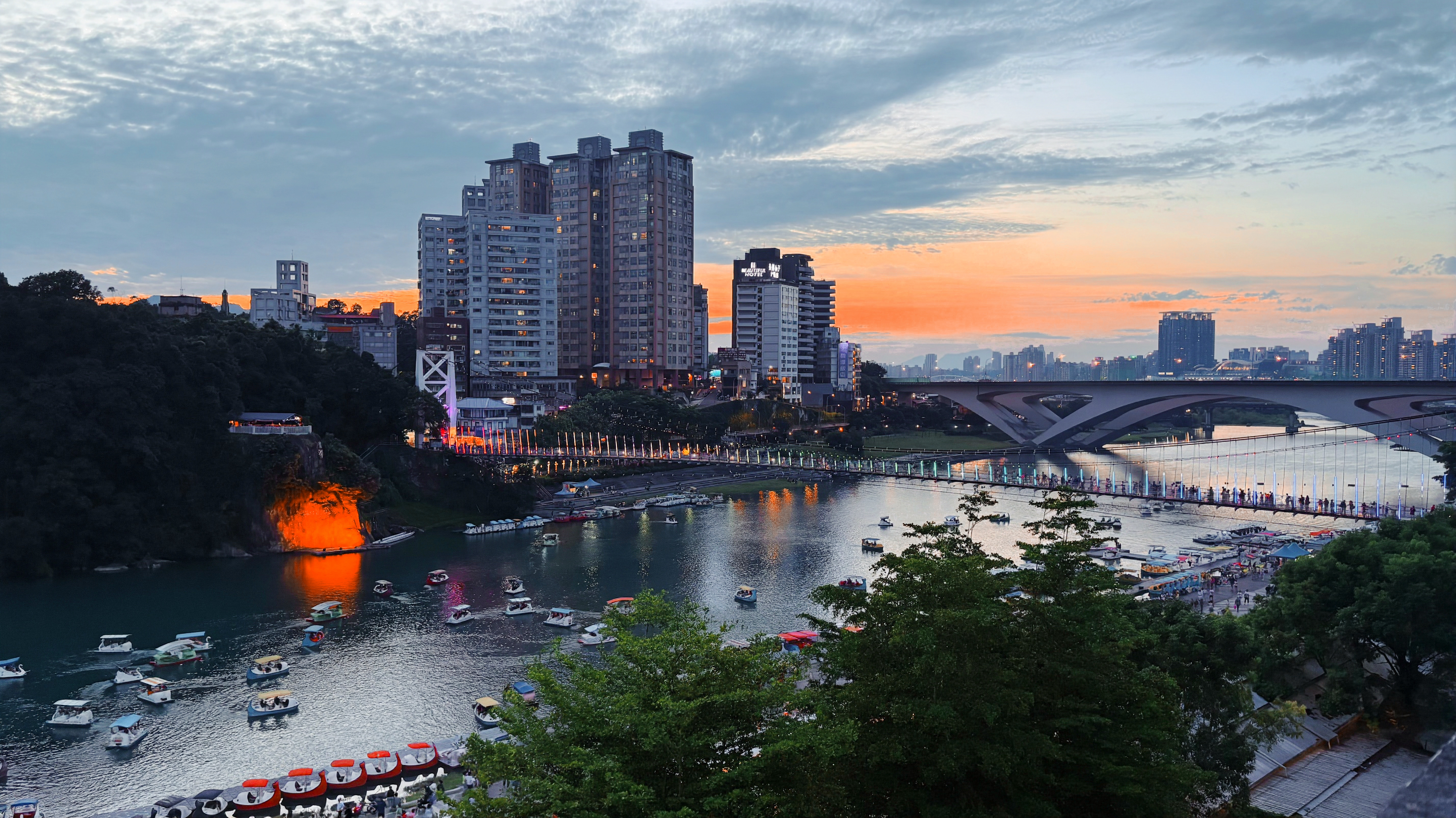  碧潭風景區景色宜人、交通便利，春節假期適合全家同遊，漫步吊橋或踩天鵝船遊湖，享受輕鬆愜意的好時光。