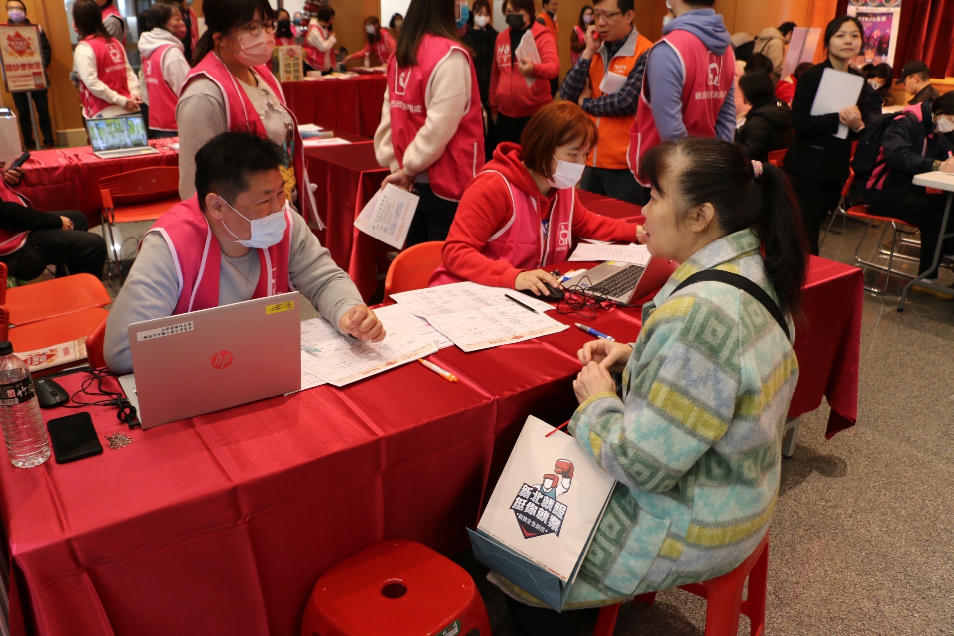 工作人員提供專案諮詢