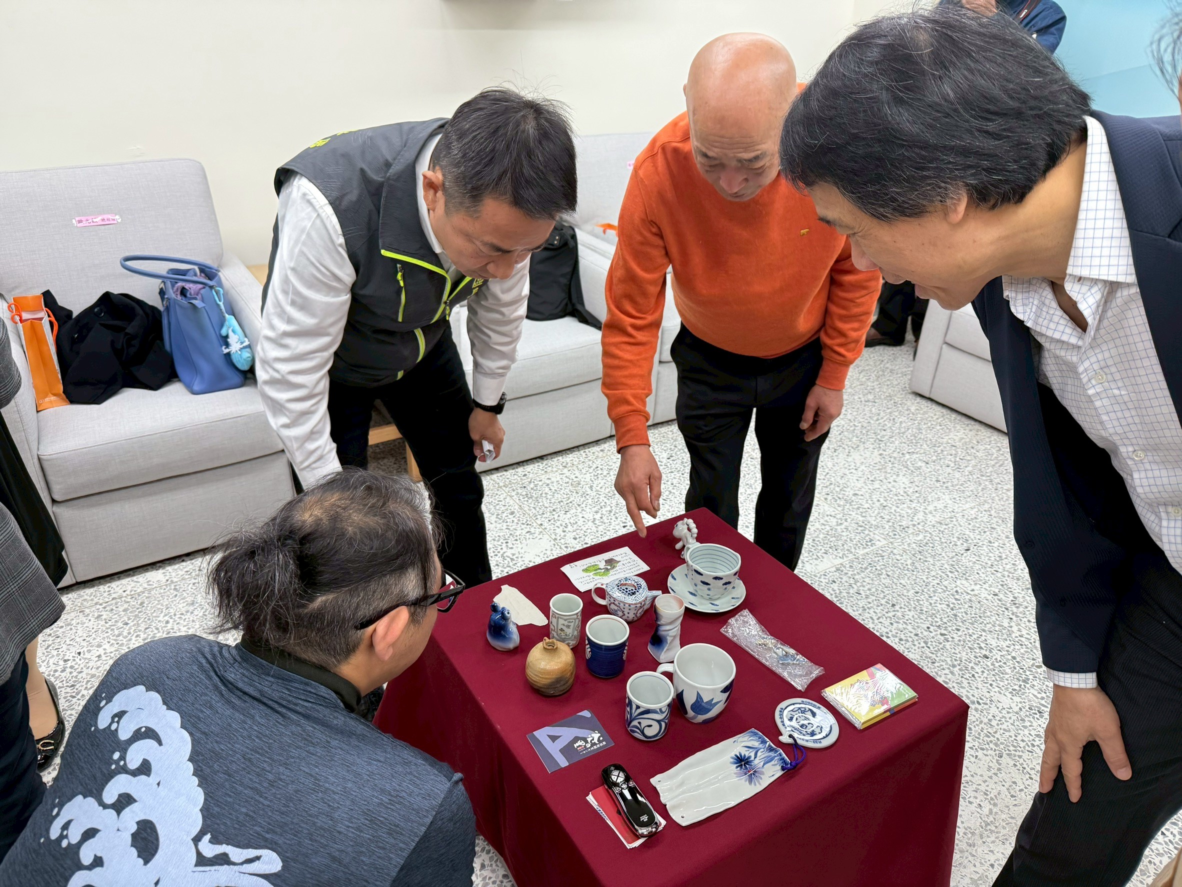 池田富士夫向區長介紹日本砥部燒之工藝特色