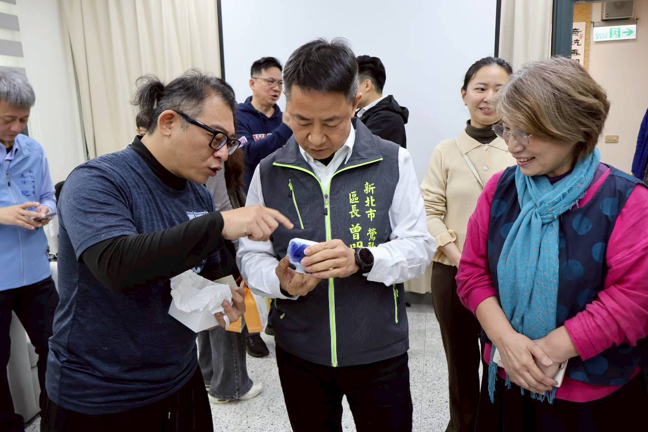陶藝家王弘宜向鶯歌區曾明華區長分享其創作作品與藝術理念。