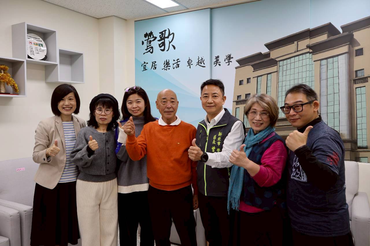 曾明華區長與王弘宜藝術家、李善愔藝術家、張美雲老師、許明香老師、池田富士夫大師、丸虎國際顧問有限公司歐元韻總經理合影