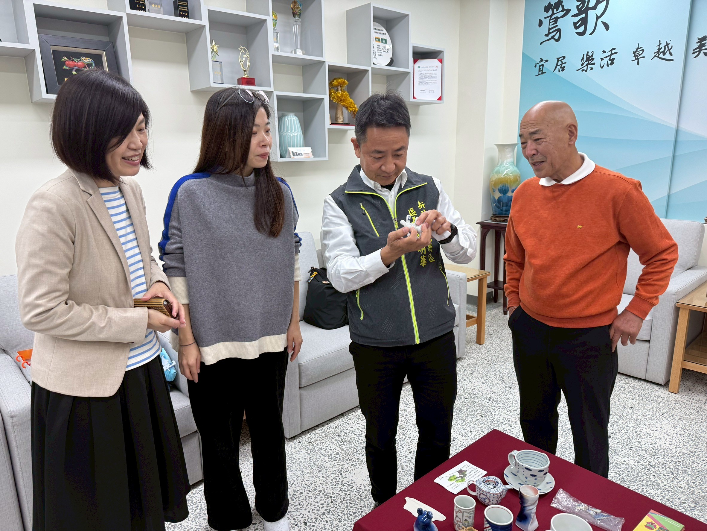 李善愔、池田富士夫與鶯歌區曾明華區長一同分享日本駐村陶藝作品