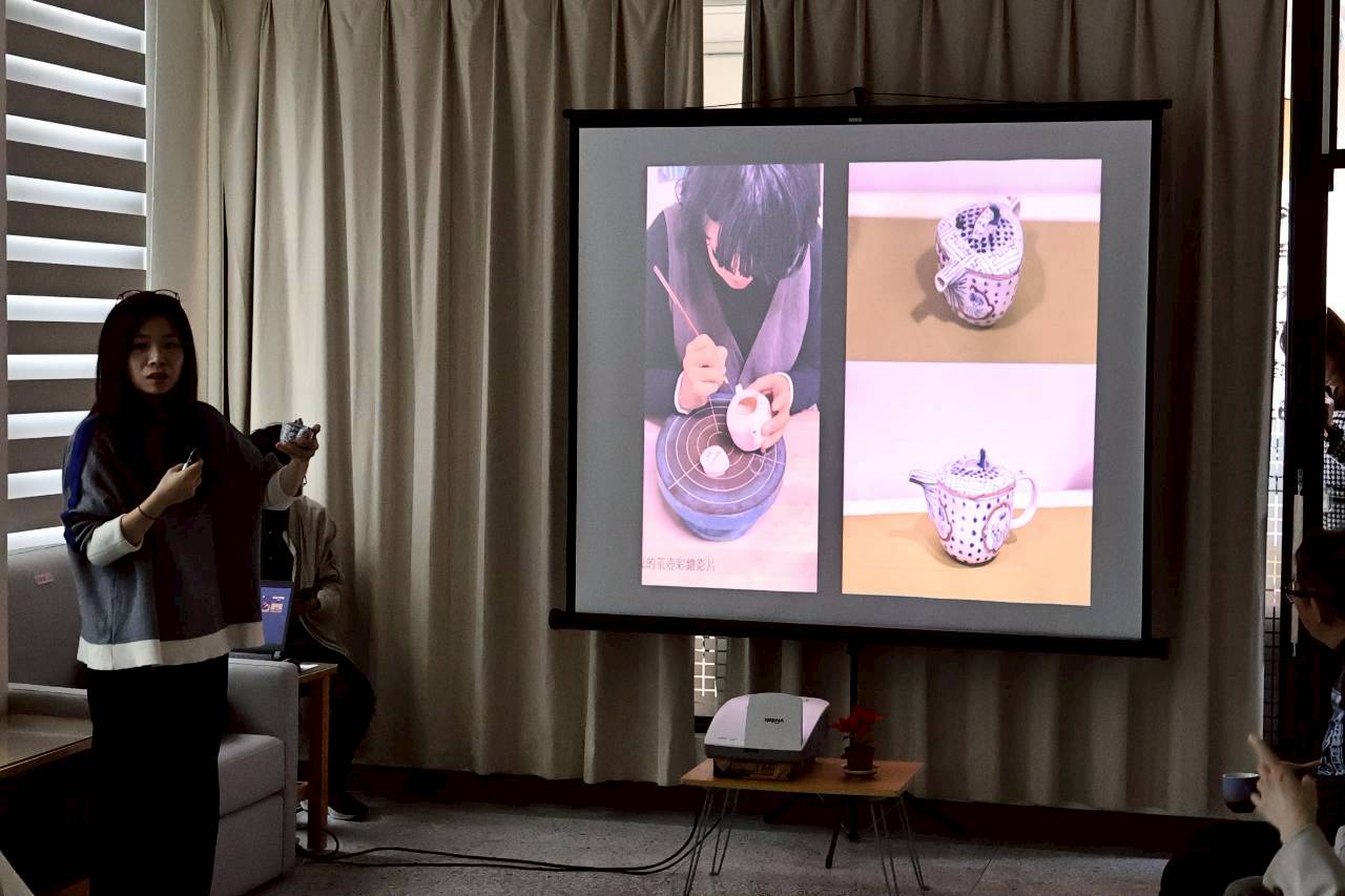 鶯歌陶藝家李善愔進行日本駐村經驗分享簡報