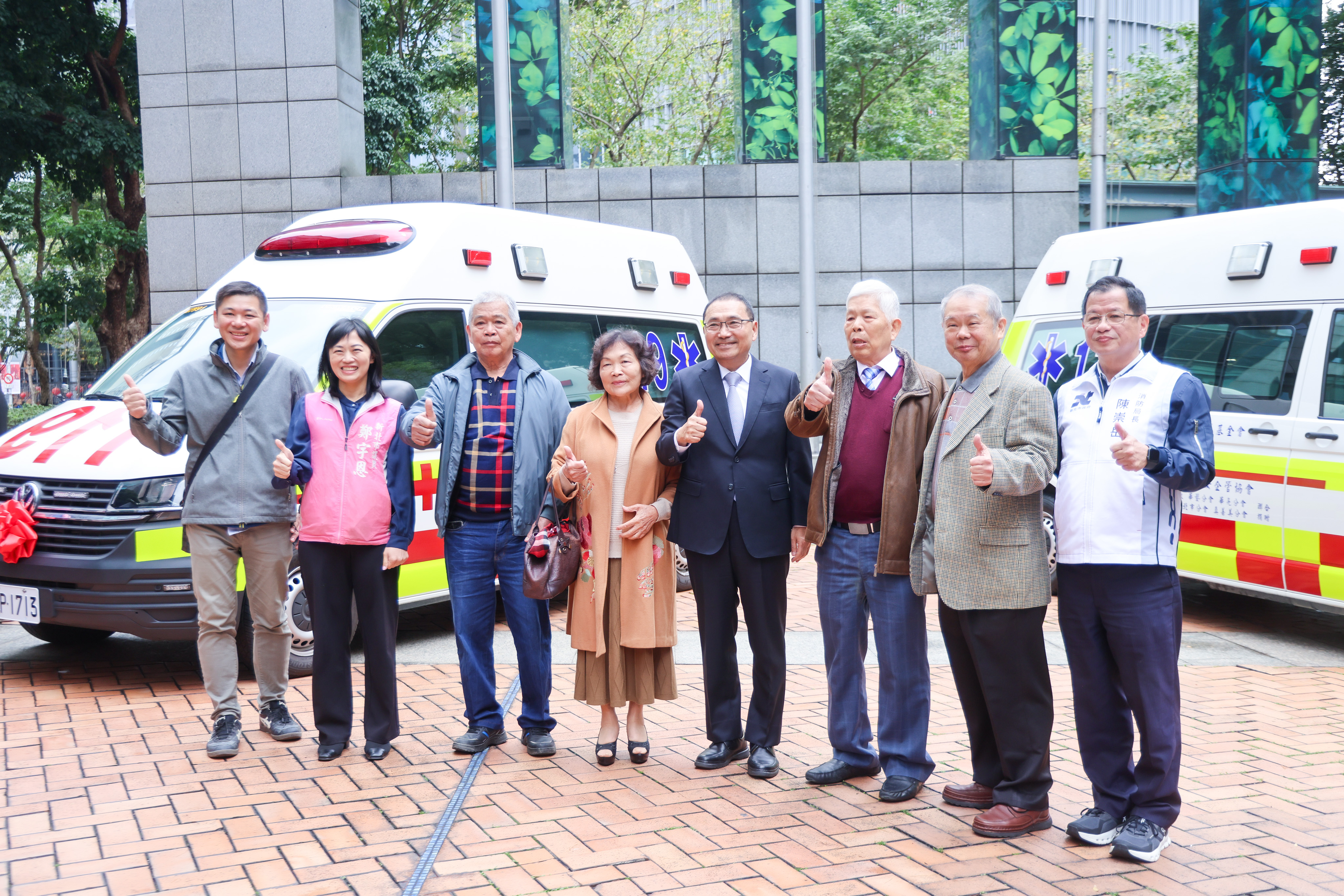 侯友宜代表受贈「世界華人工商婦女企管協會」及「優寶營造有限公司」捐贈的2輛高頂救護車。