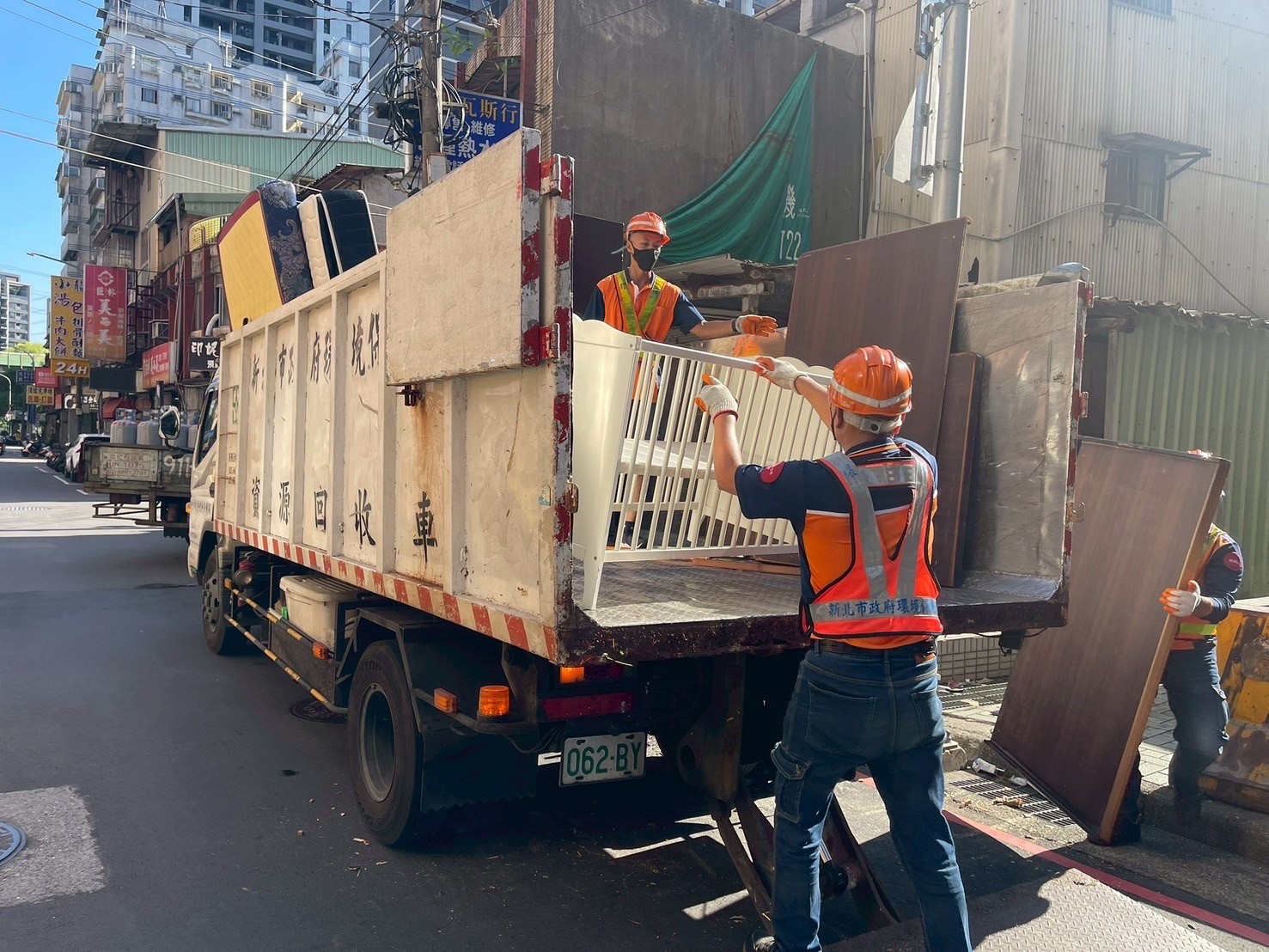 清潔隊員執行資源回收勤務