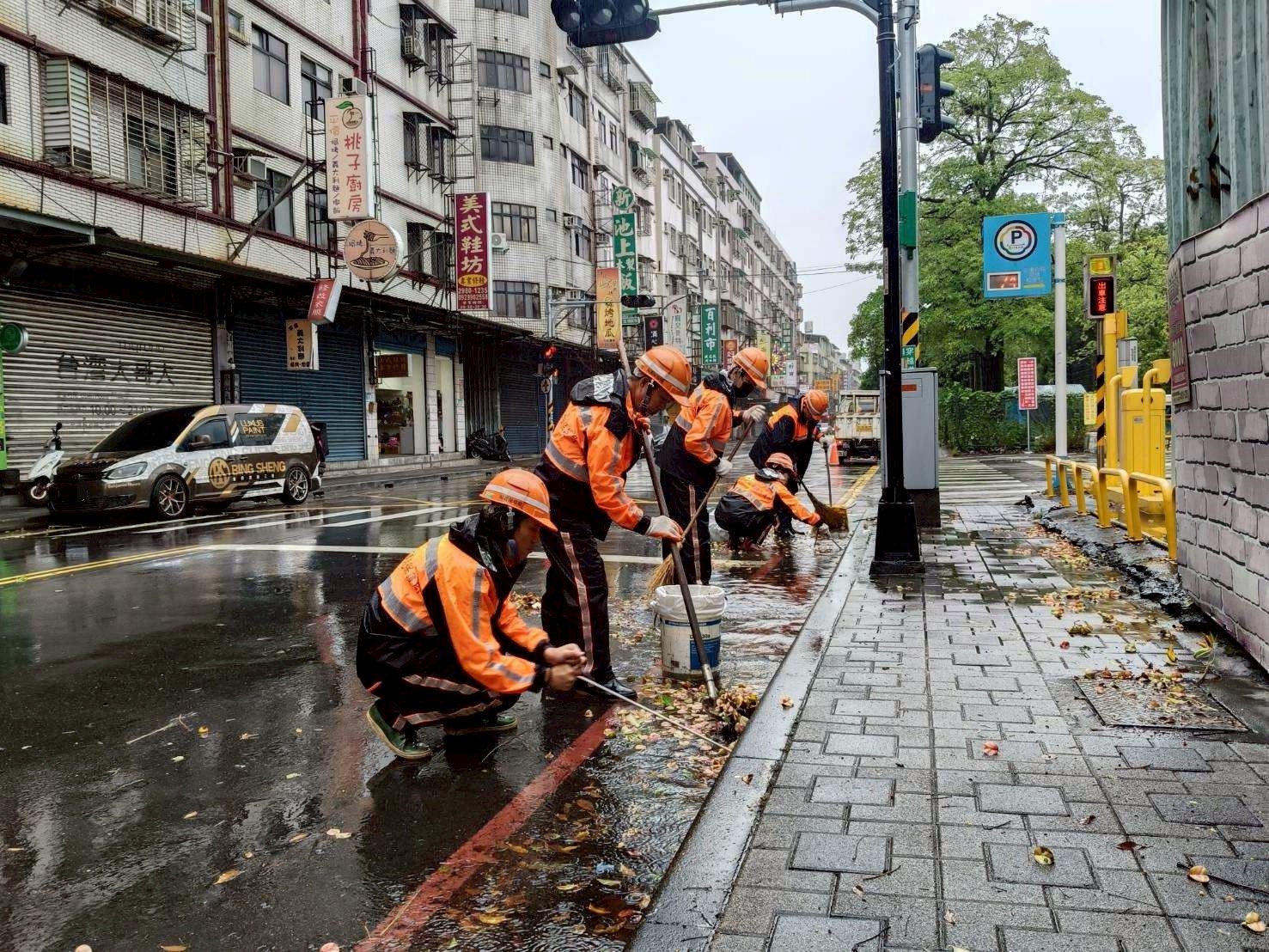 清潔隊員於雨天執行路面清掃勤務
