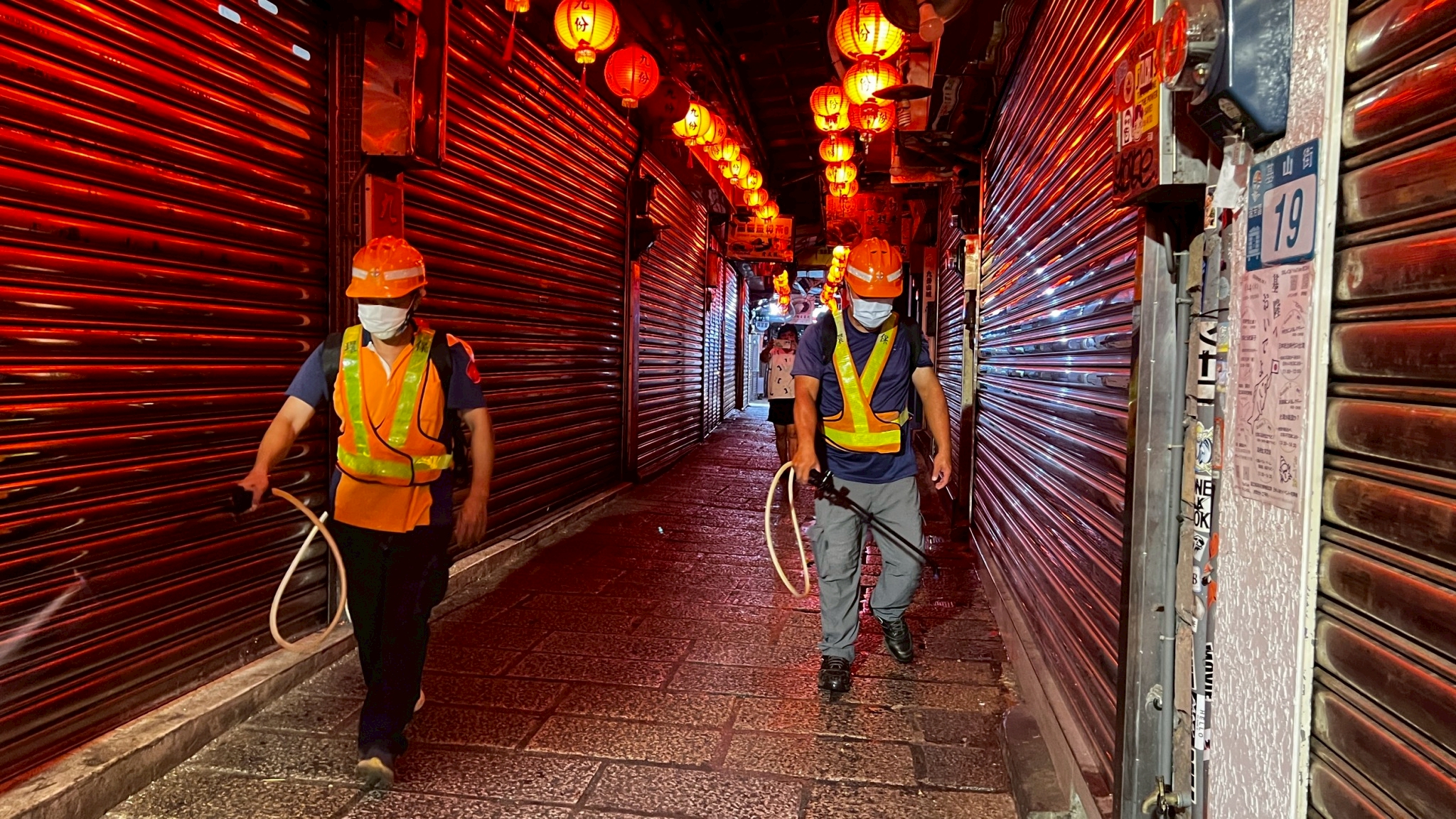 清潔隊員執行環境清潔消毒業務