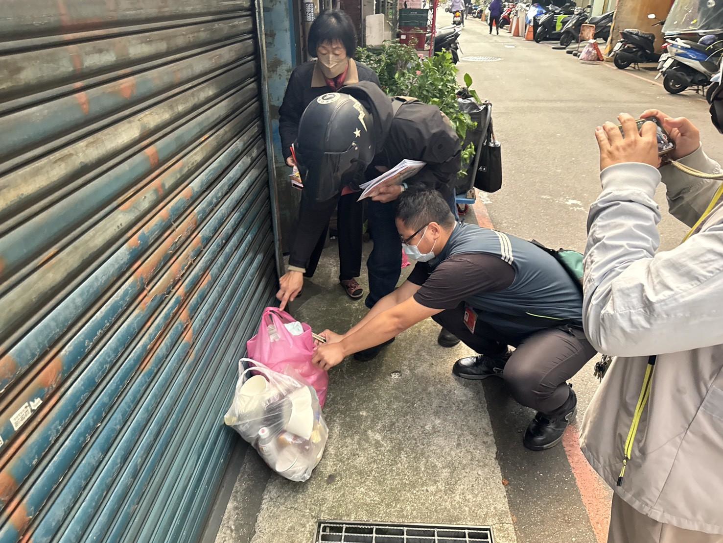 環保局持續加強「危險物品禁丟垃圾車」宣導及破袋稽查