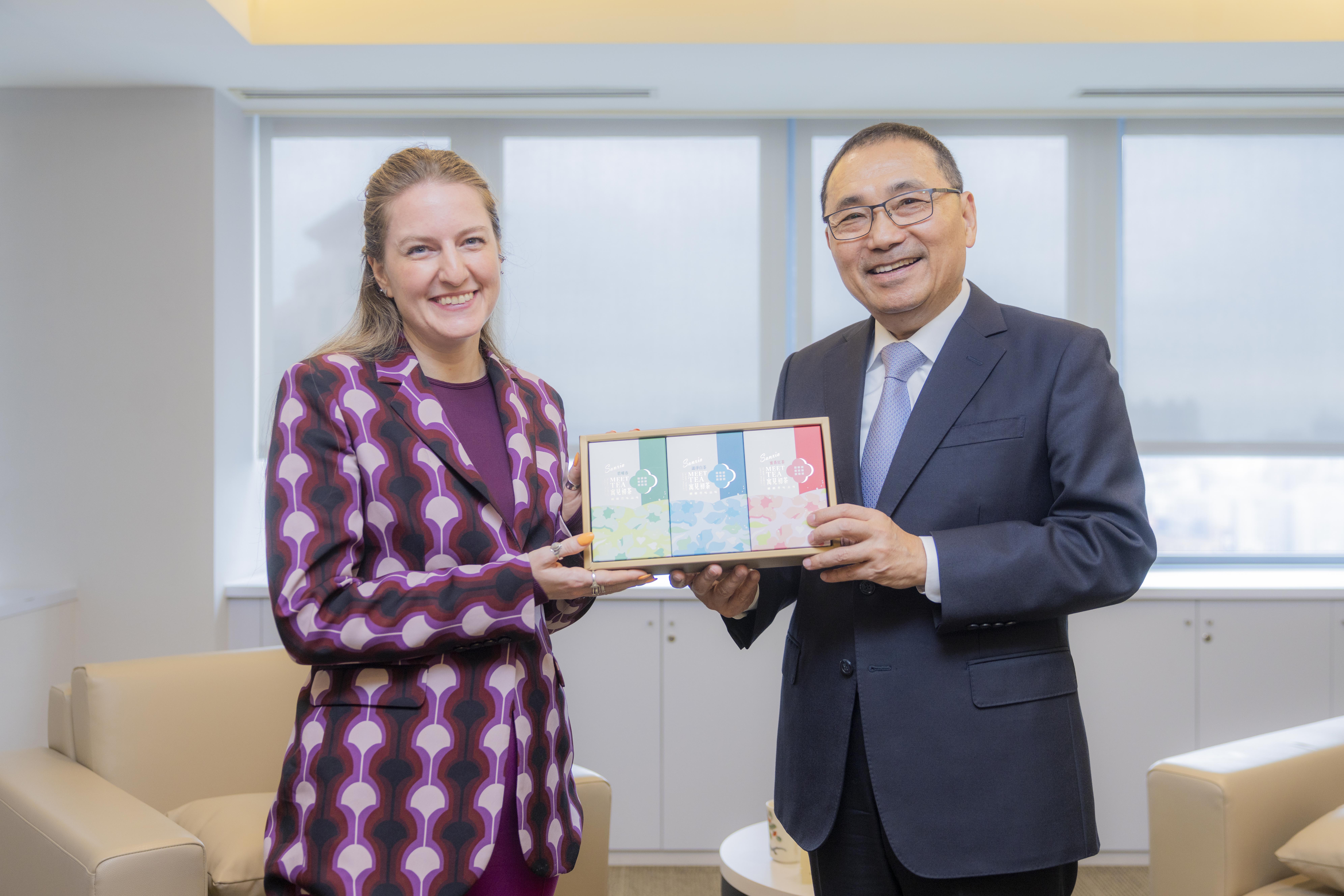 侯市長致贈全國首項連續7年獲獎之新北蜜香紅茶給于靜代表（左）