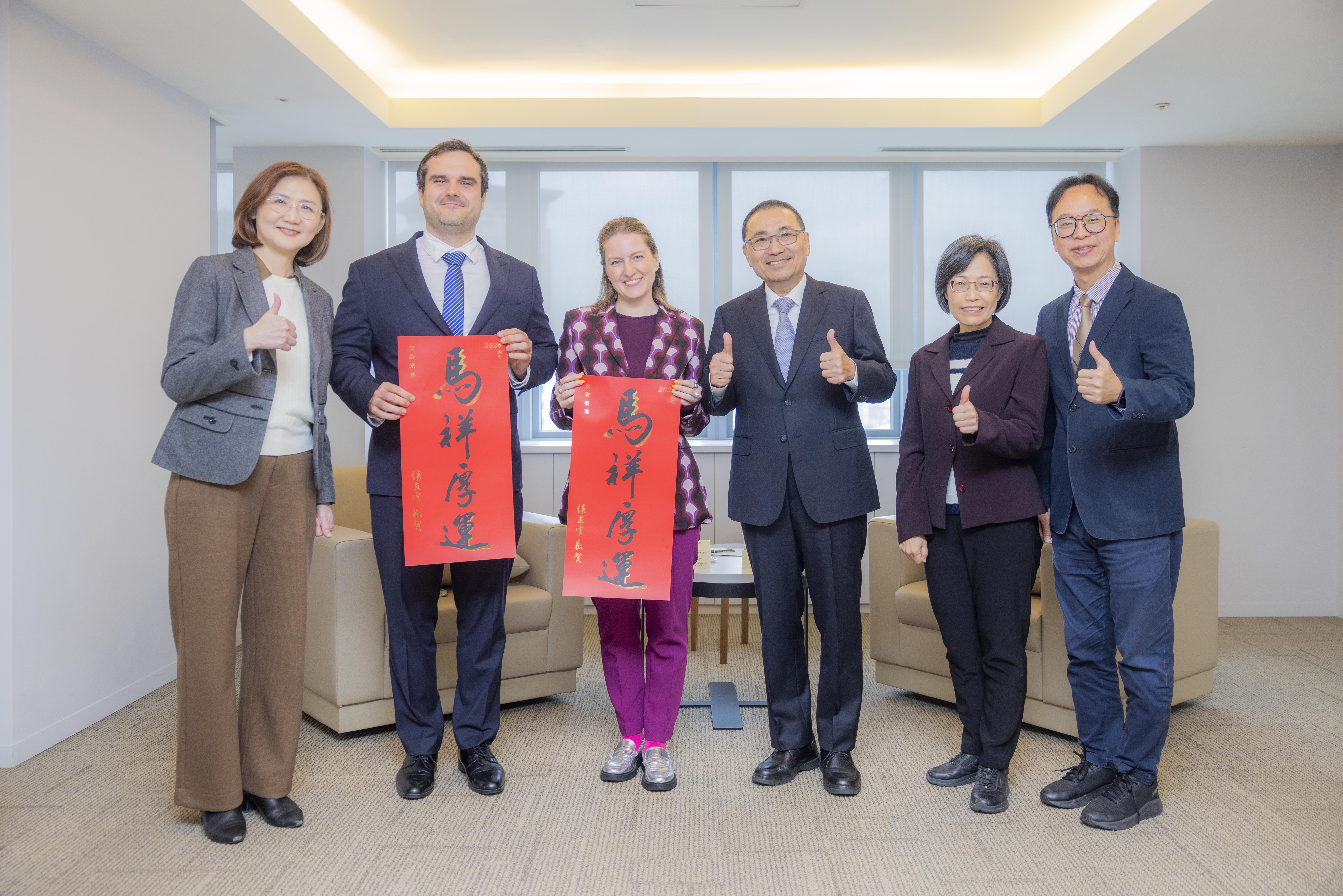 侯市長致贈馬年春聯「馬祥厚運」給于靜代表及周題副代表