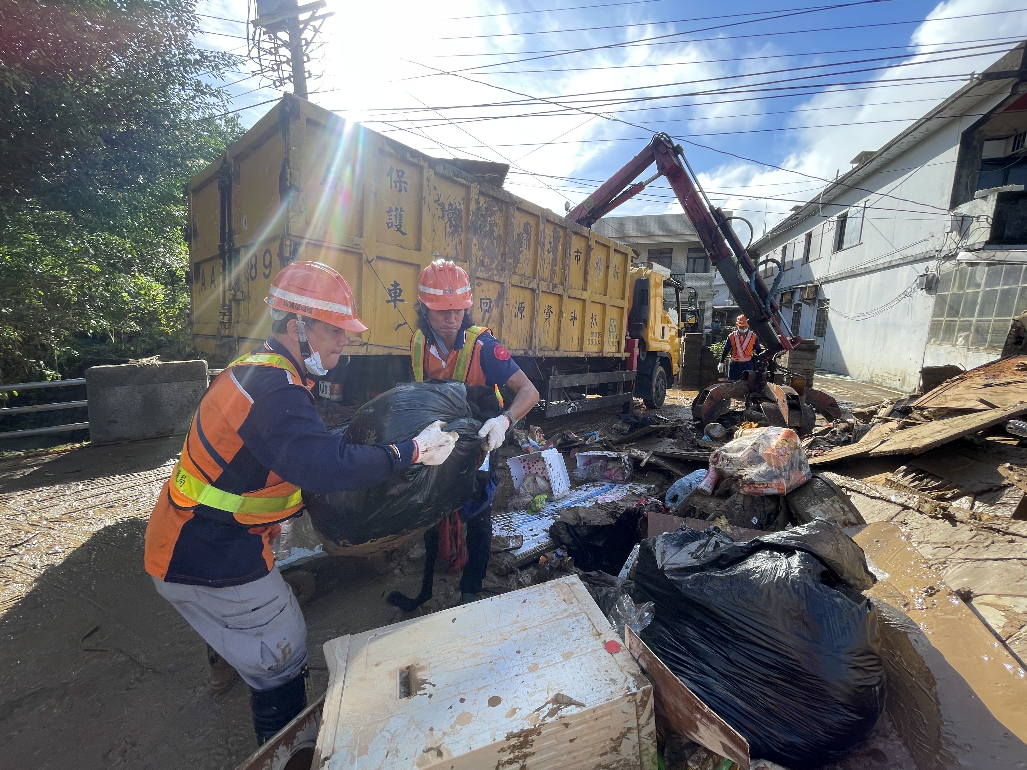 清潔隊員協助災後復原工作
