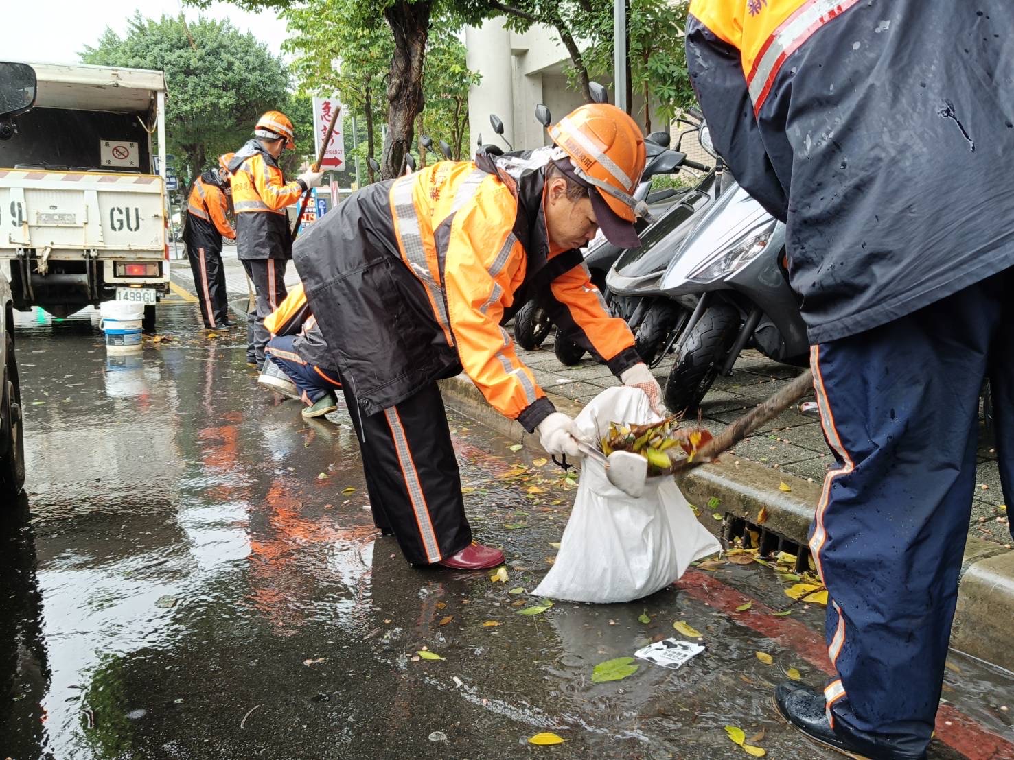 清潔隊員打掃街邊環境