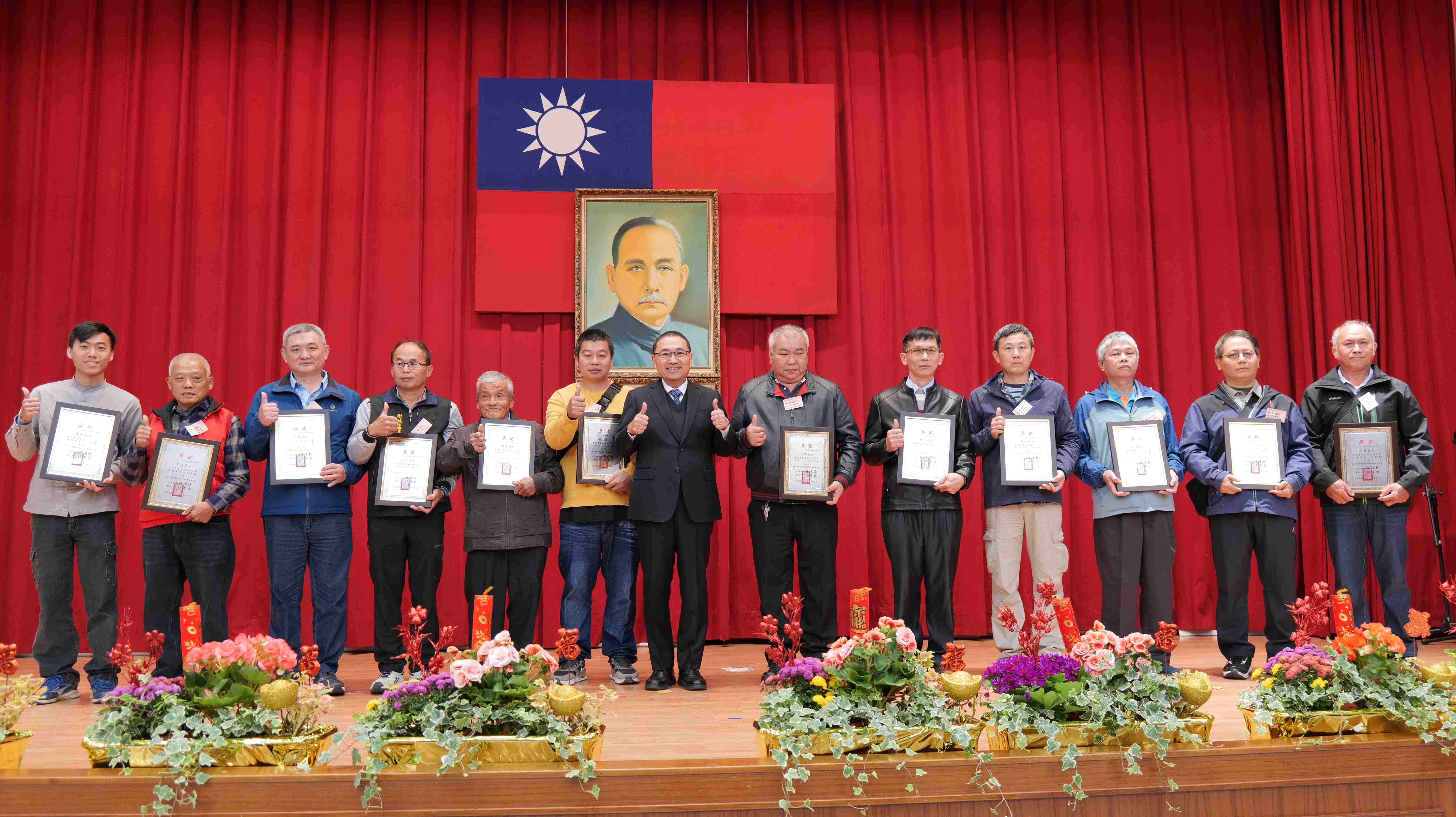 新北市農會今(29)日舉行115年農民節慶祝大會，市長侯友宜出席感謝農友辛勞付出及貢獻，並表揚各區及地區農會共50位優秀農事小組長、農業產銷優良農民及有功人員